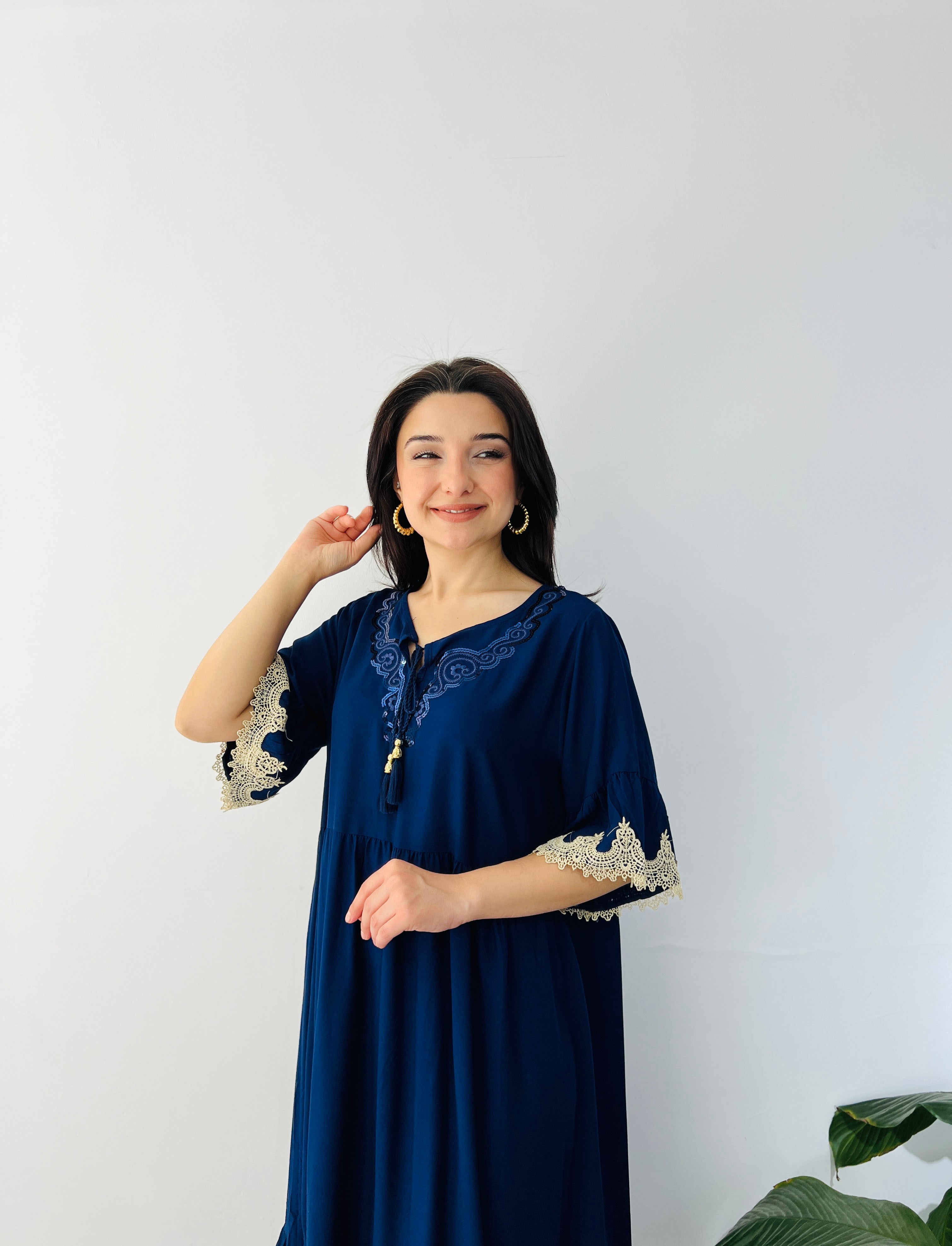 Kolları Ve Etek Ucu Güpür Detaylı Yakası Pullu Elbise