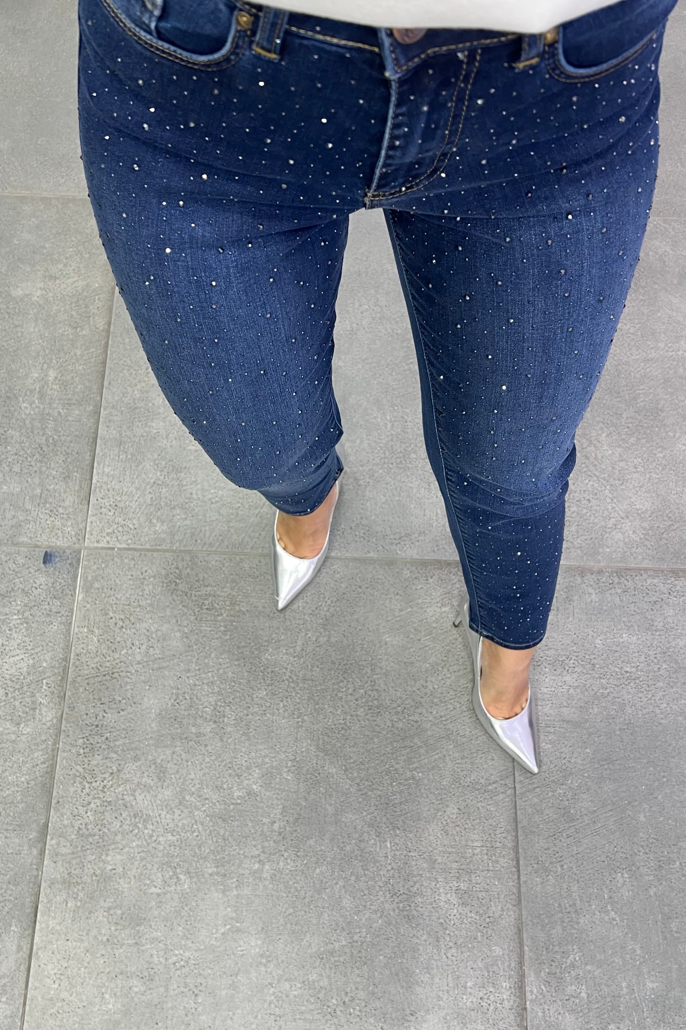 Serpme Taş Detaylı Orta Mavi Mom Jean