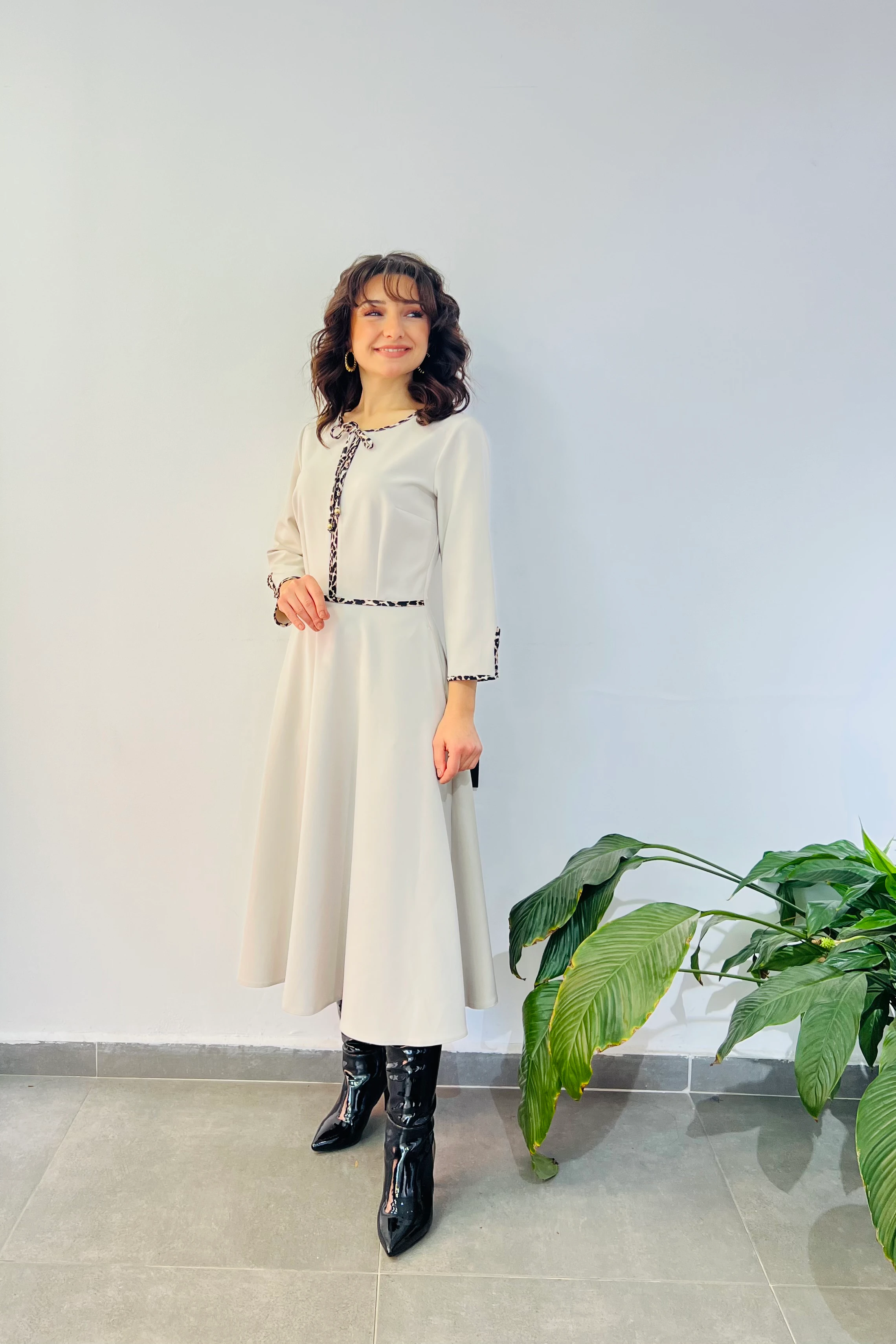 Yakası Bağlamalı Leopar Biye Detaylı Midi Boy Çan Elbise