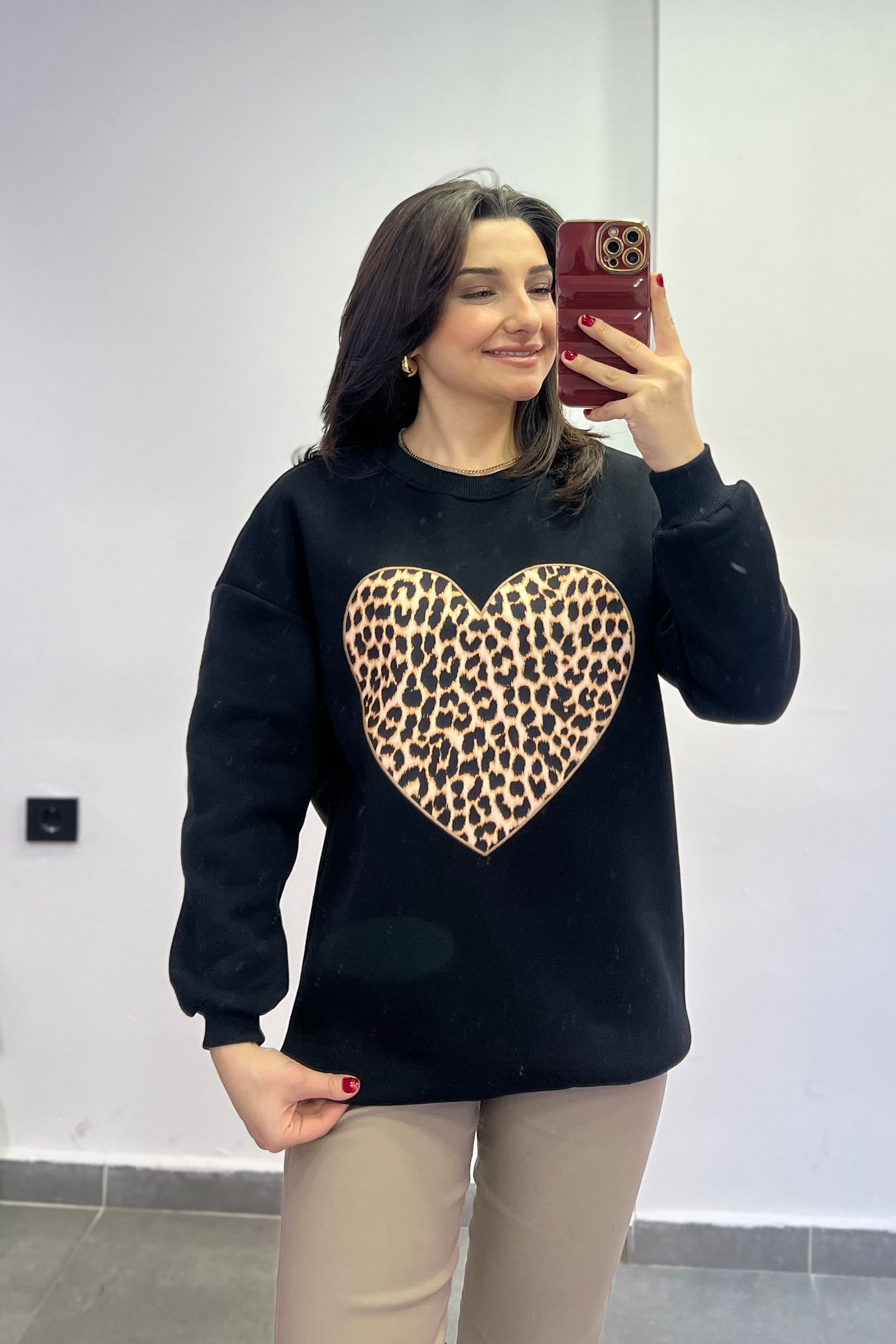 Önü Kalpli Leopar Baskılı İçi Şardonlu Sweatshırt - Siyah