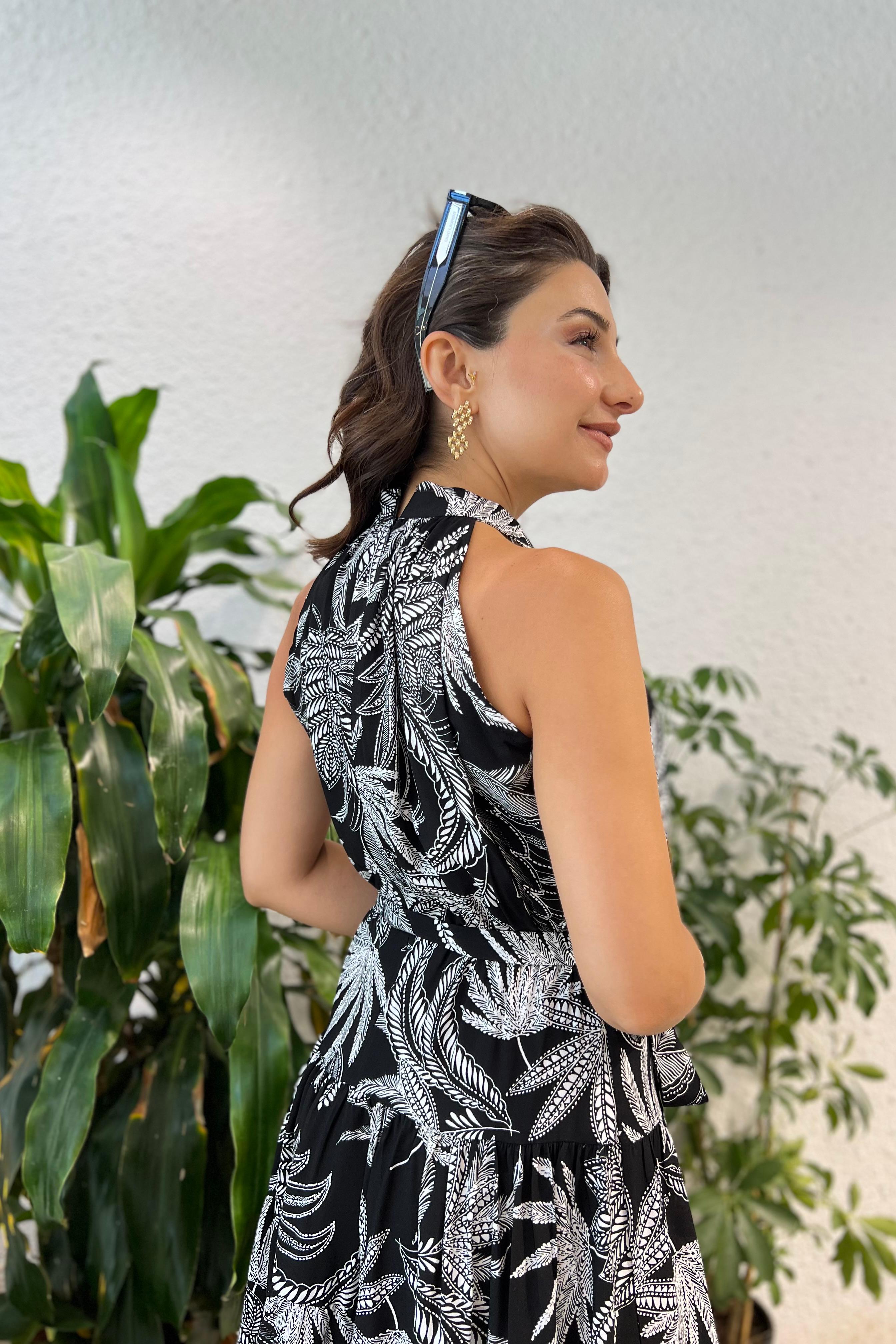 Halter Yaka Beli Lastikli Kuşak Detaylı Kat Kat Farbalı Elbise - SİYAH YAPRAK DESENLİ