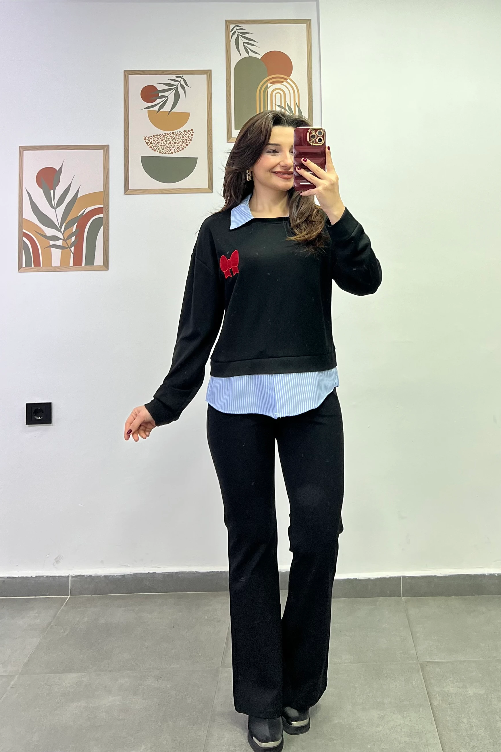 Yakası Ve Bel Kısmı Gömlek Görünümlü Göğüs Kısmı Kurdela Nakışlı Sweatshirt - Siyah