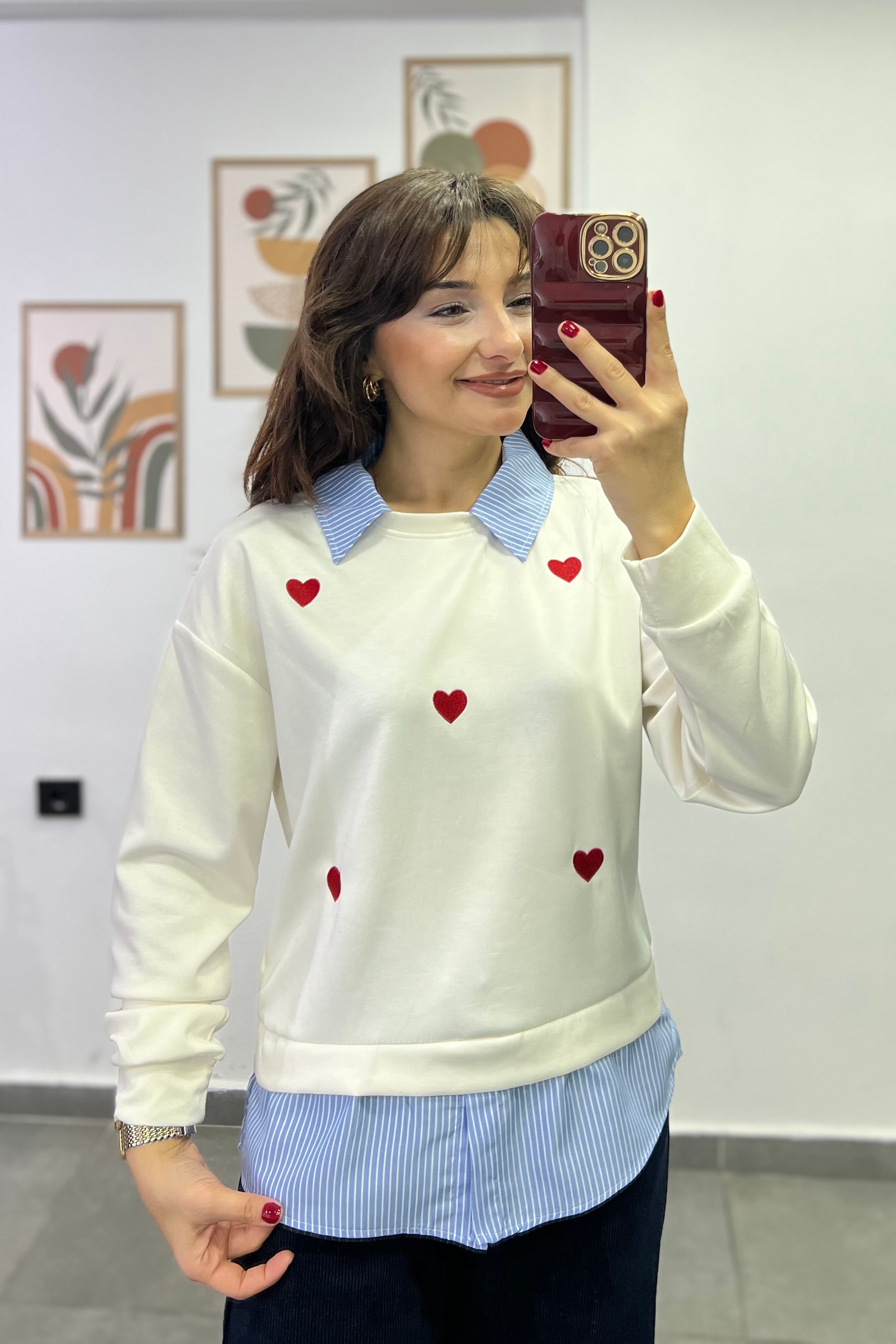 Yakası Ve Etek Ucu Gömlek Detaylı Kalp Nakışlı Sweatshırt