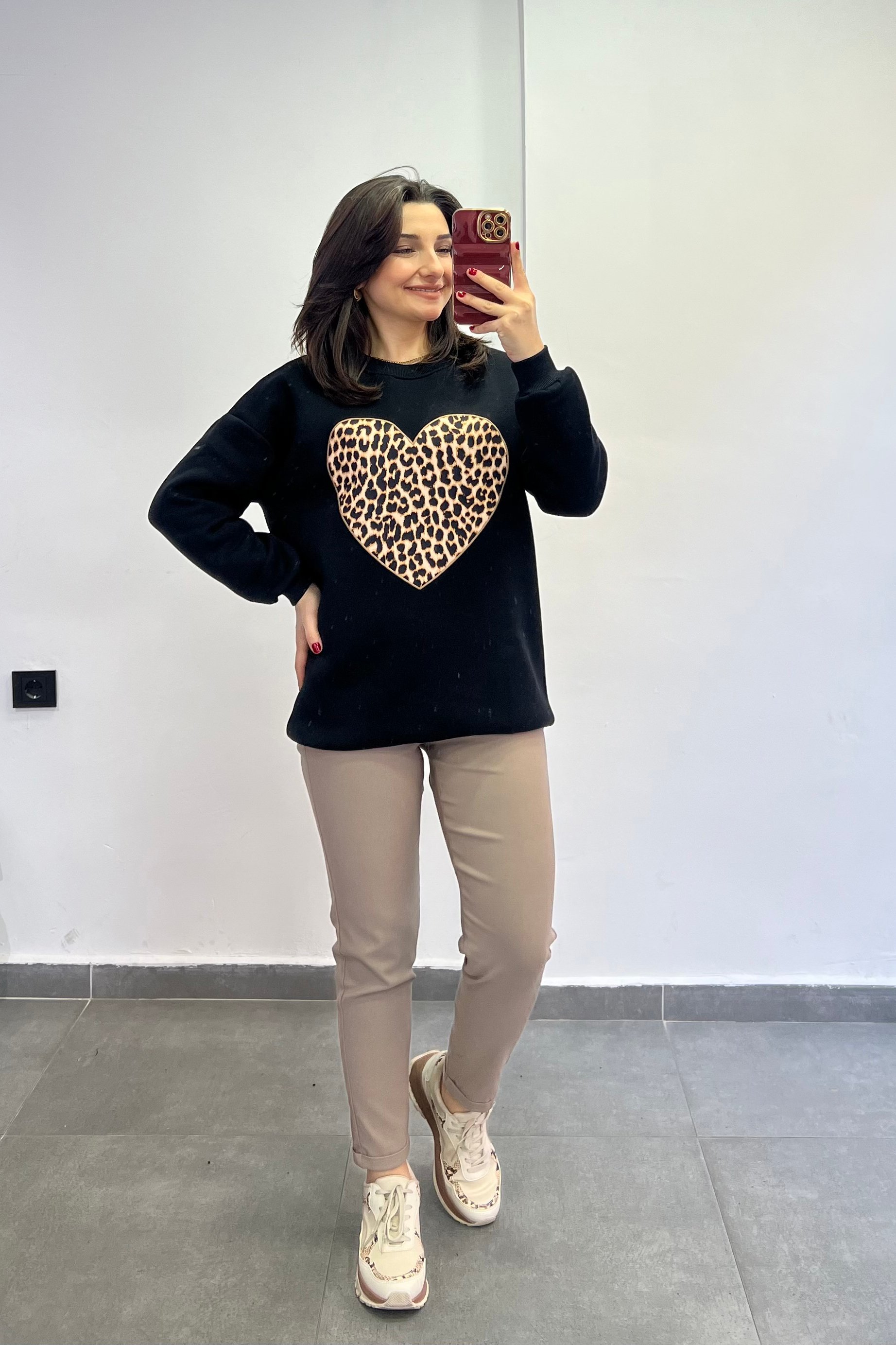 Önü Kalpli Leopar Baskılı İçi Şardonlu Sweatshırt - Siyah
