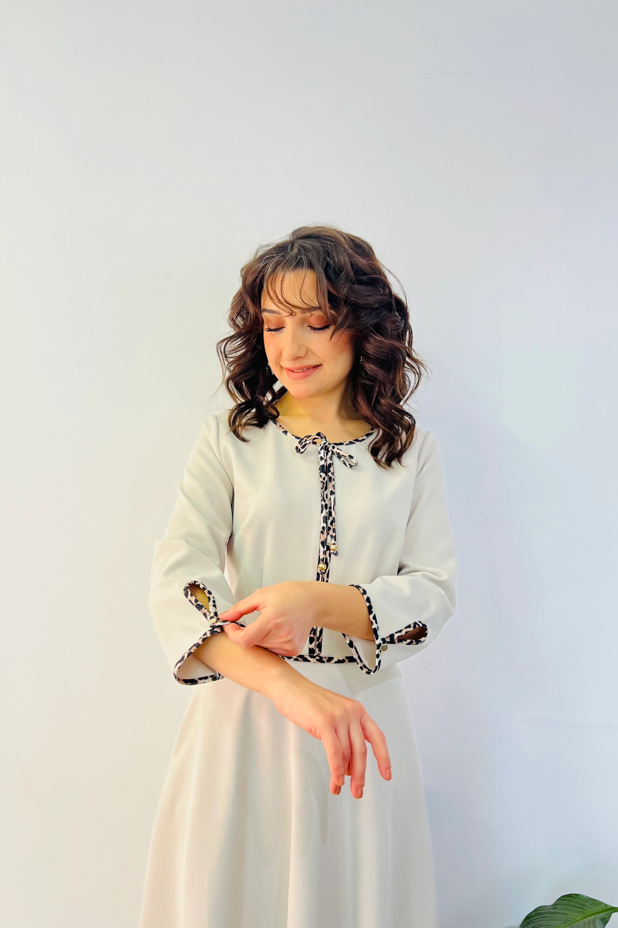 Yakası Bağlamalı Leopar Biye Detaylı Midi Boy Çan Elbise