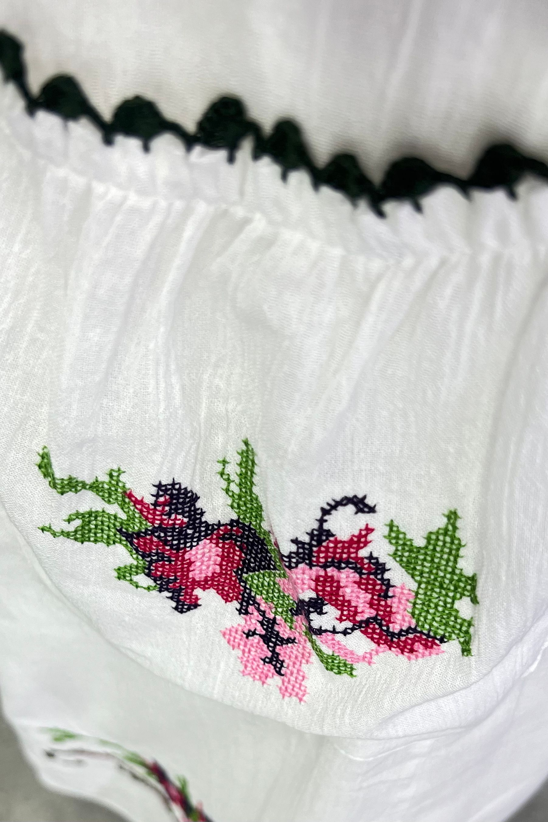 Etek Ucu Cep Ve Gögüs Kısmı Nakış İşlemeli Beli Bağlama Detaylı Elbise