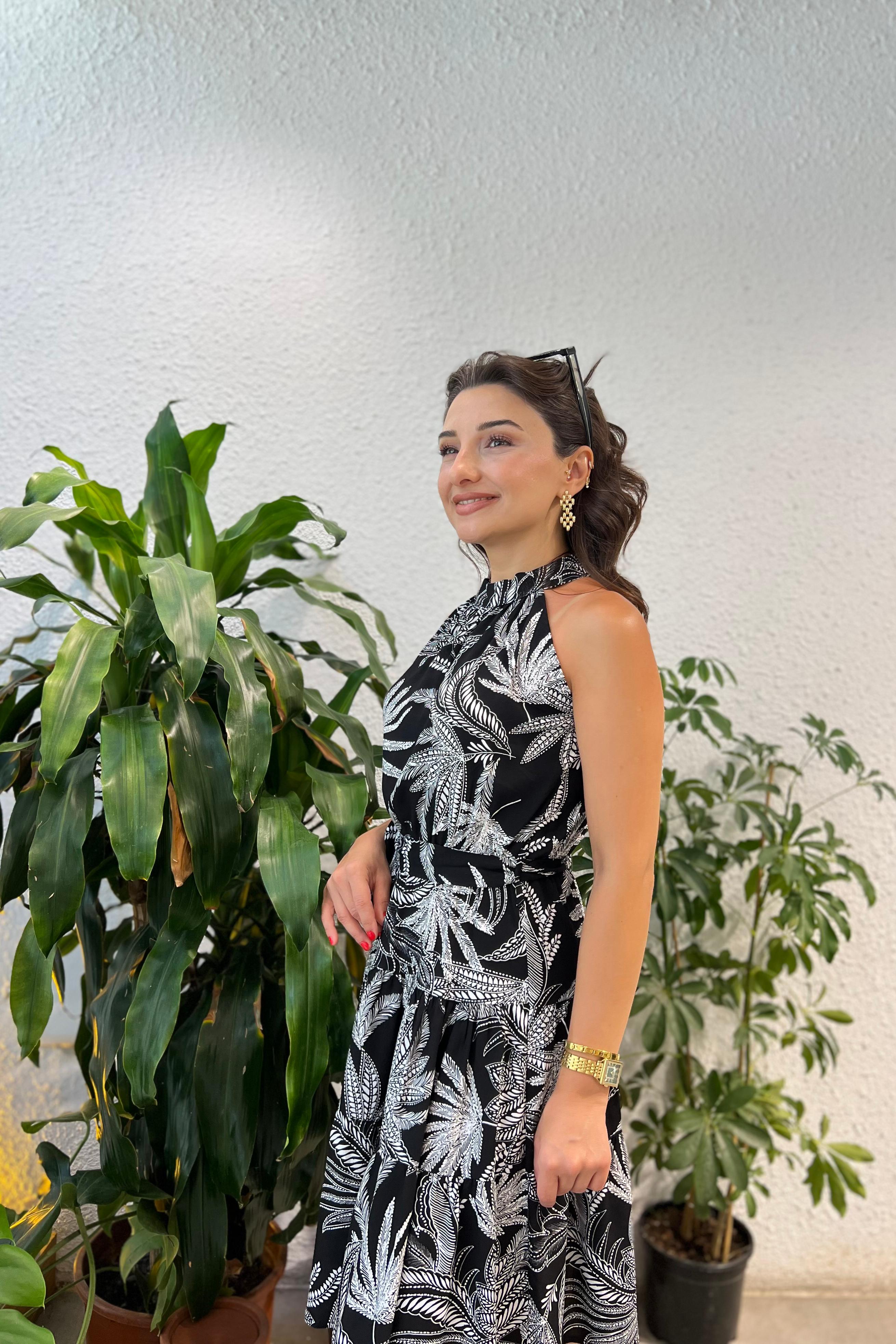 Halter Yaka Beli Lastikli Kuşak Detaylı Kat Kat Farbalı Elbise - SİYAH YAPRAK DESENLİ