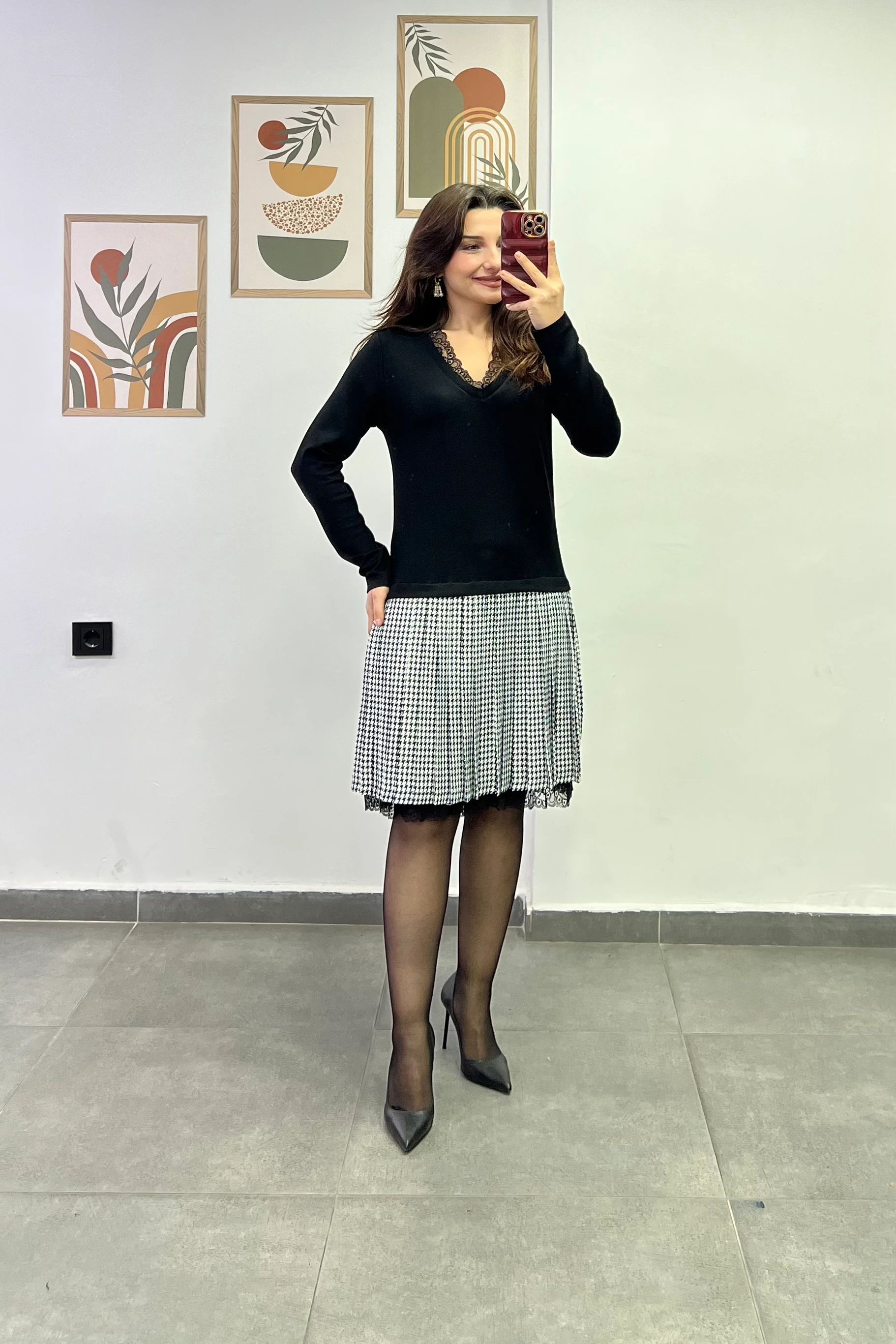 Etek Ucu Piliseli Kazayağı Desenli Yakası Ve Etek Astar Ucu Dantel Detaylı Elbise - Siyah