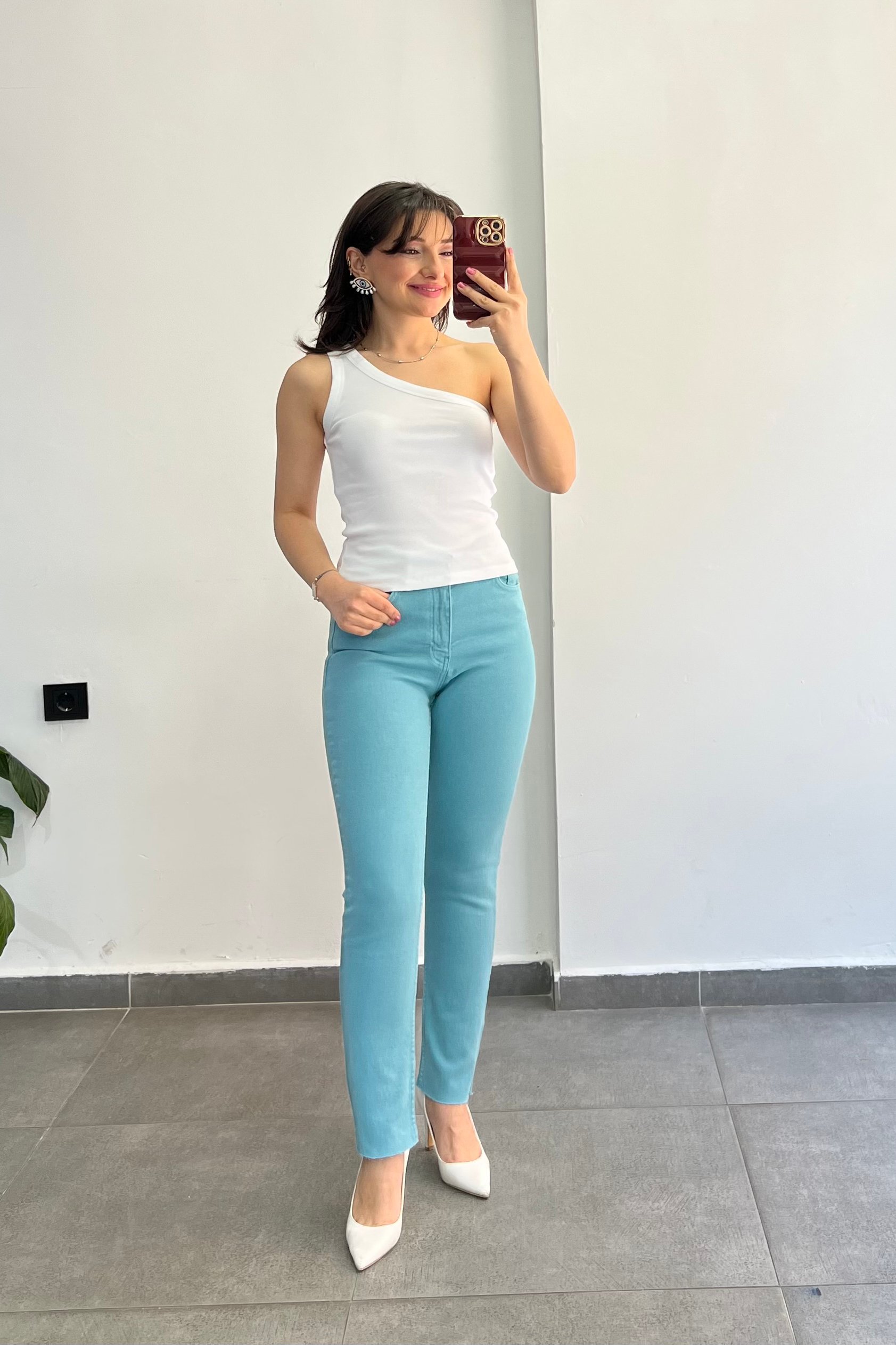 Yüksek Bel Cep Detaylı Kesik Paça Mom Fit Kalıp Jean