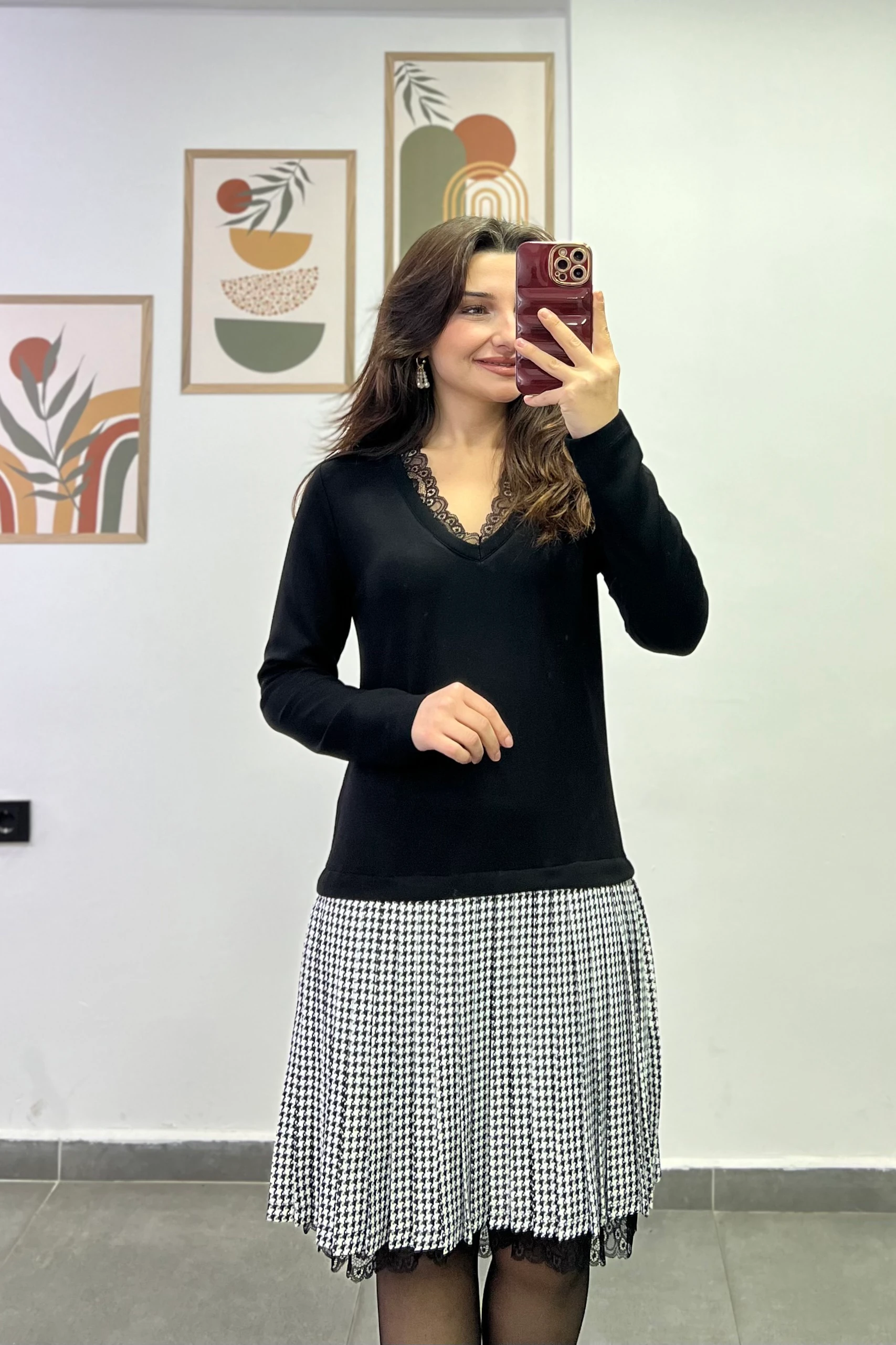 Etek Ucu Piliseli Kazayağı Desenli Yakası Ve Etek Astar Ucu Dantel Detaylı Elbise - Siyah