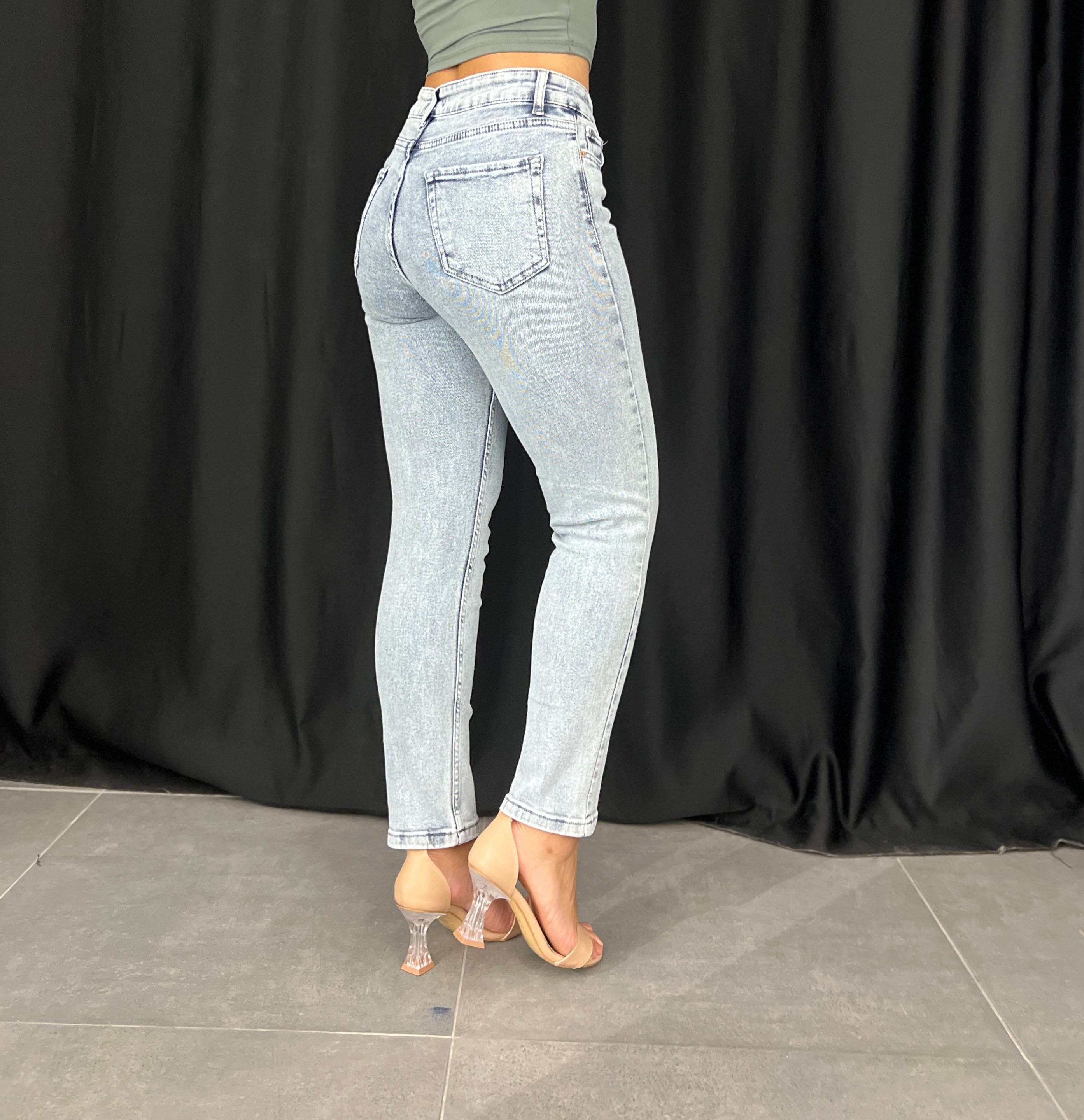 Mom Fit Kalıp Buz Mavisi Renkte Jean