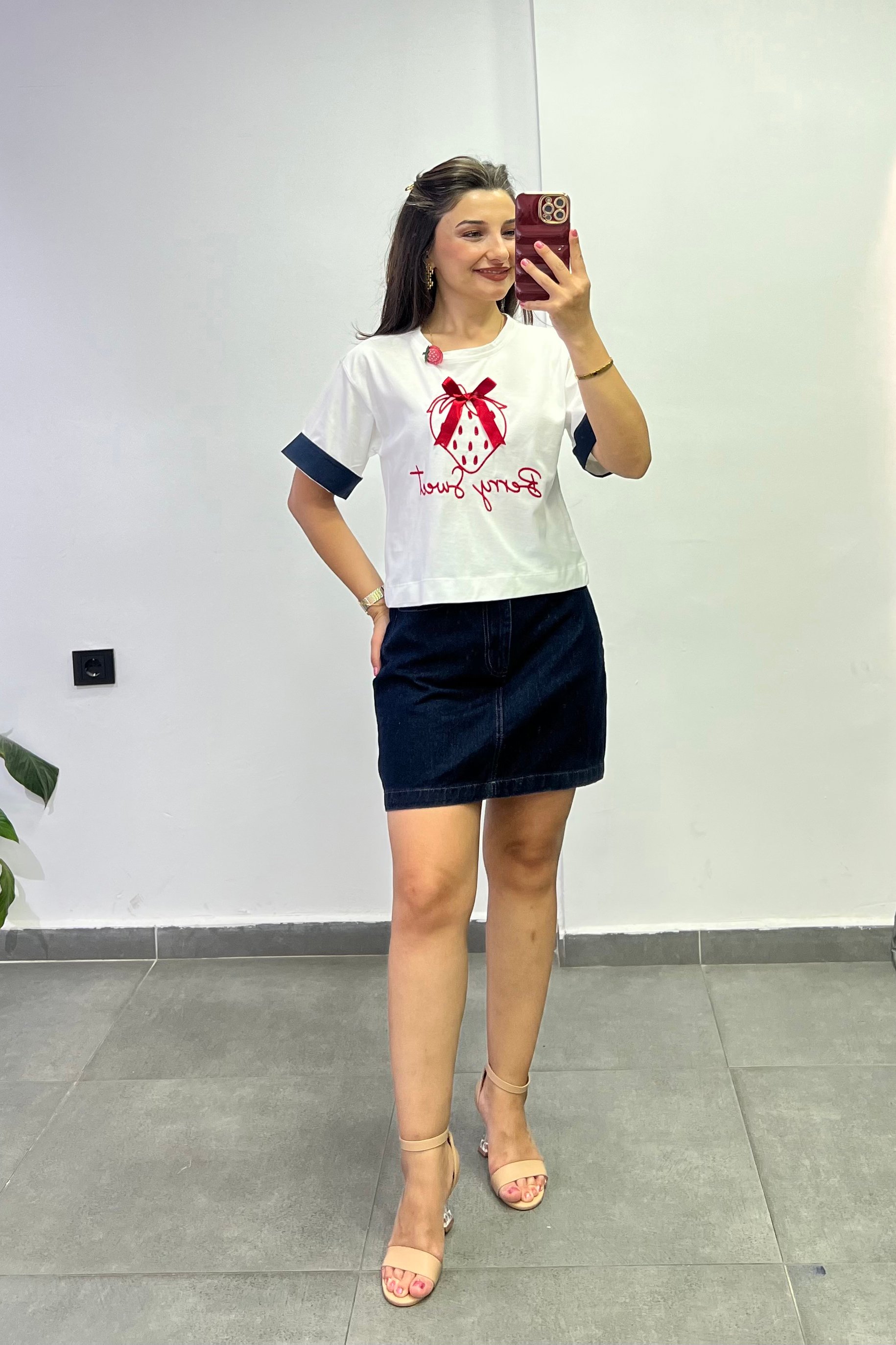 Önü Çilek Nakışlı Kurdela Detaylı Duble Kol Tshirt