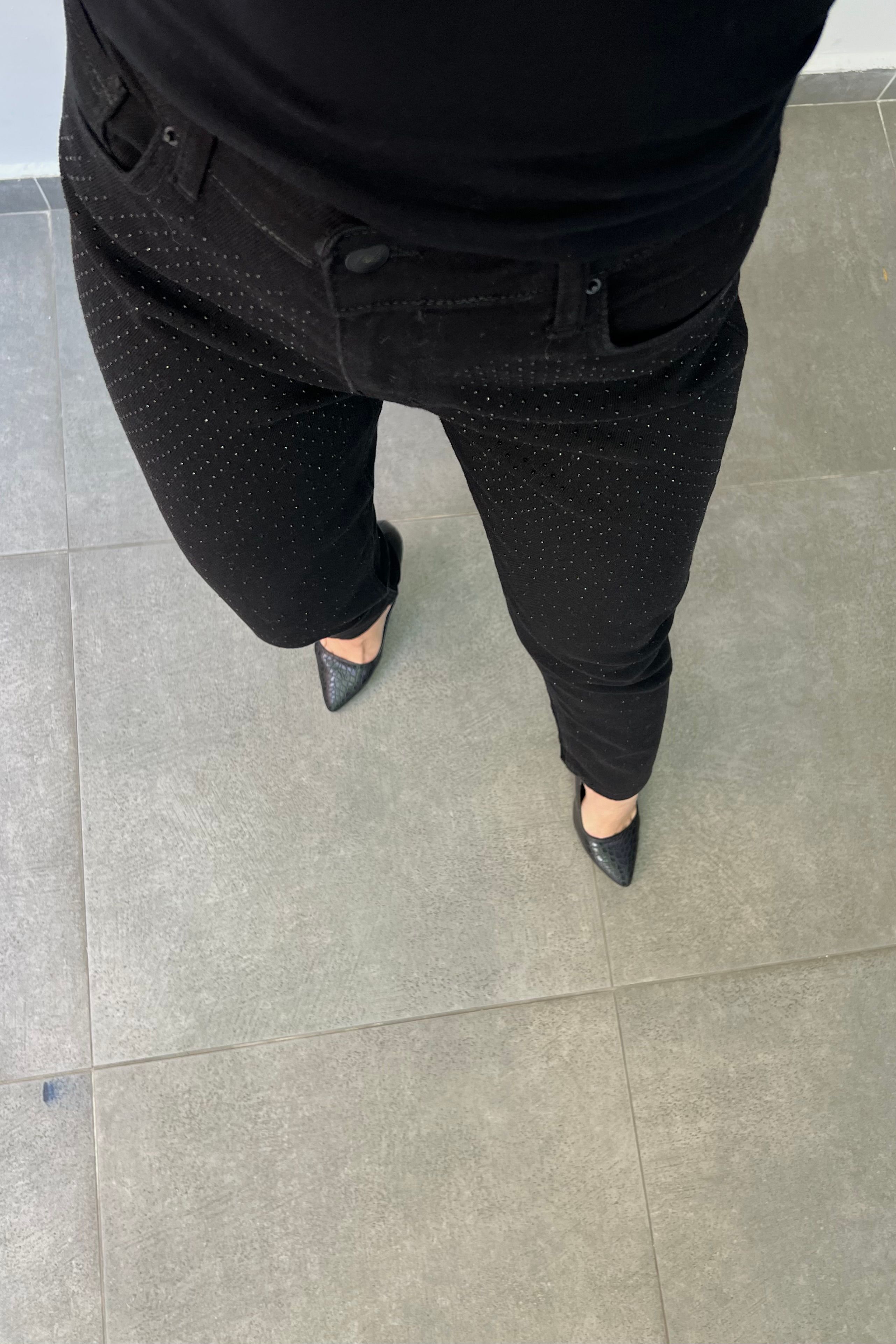 Yüksek Bel Serpme Taş Detaylı Momfit Jean Pantolon