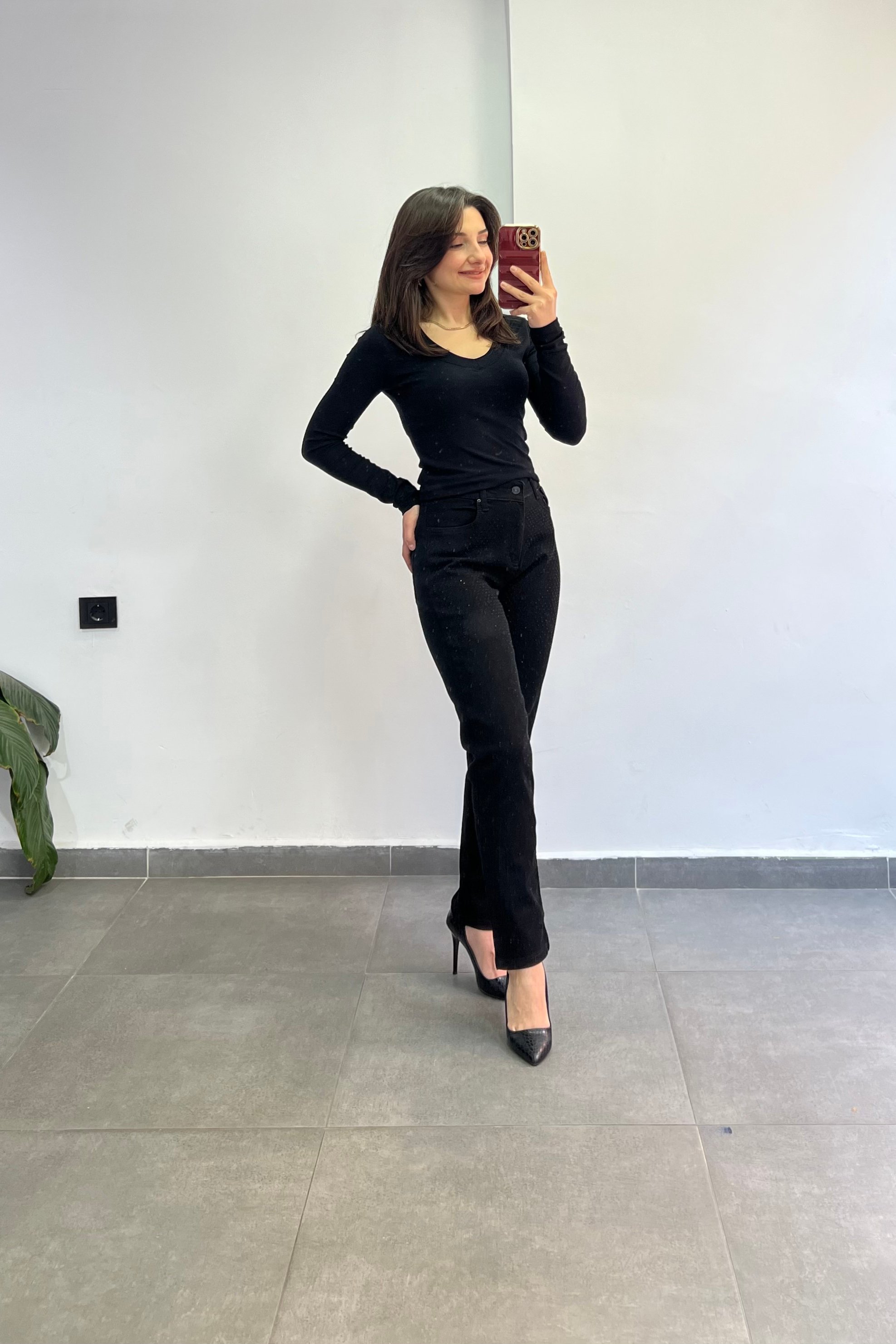 Yüksek Bel Serpme Taş Detaylı Momfit Jean Pantolon