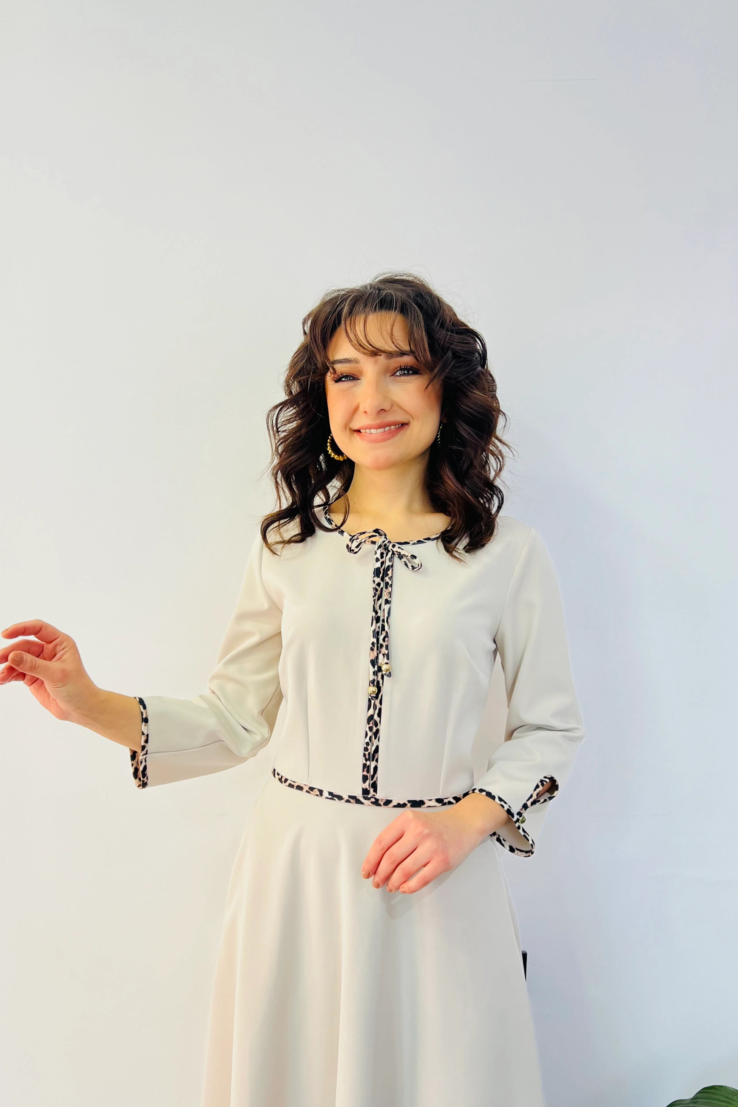 Yakası Bağlamalı Leopar Biye Detaylı Midi Boy Çan Elbise