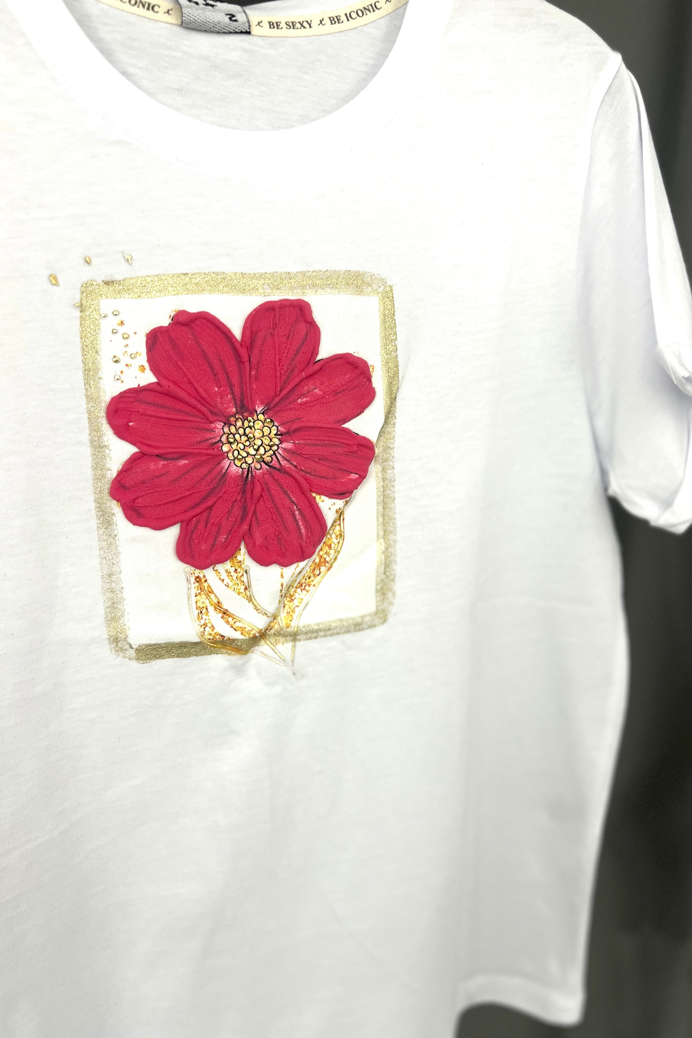 Duble Kol Pembe Kabartmalı Çiçek Detaylı Tshırt - BEYAZ