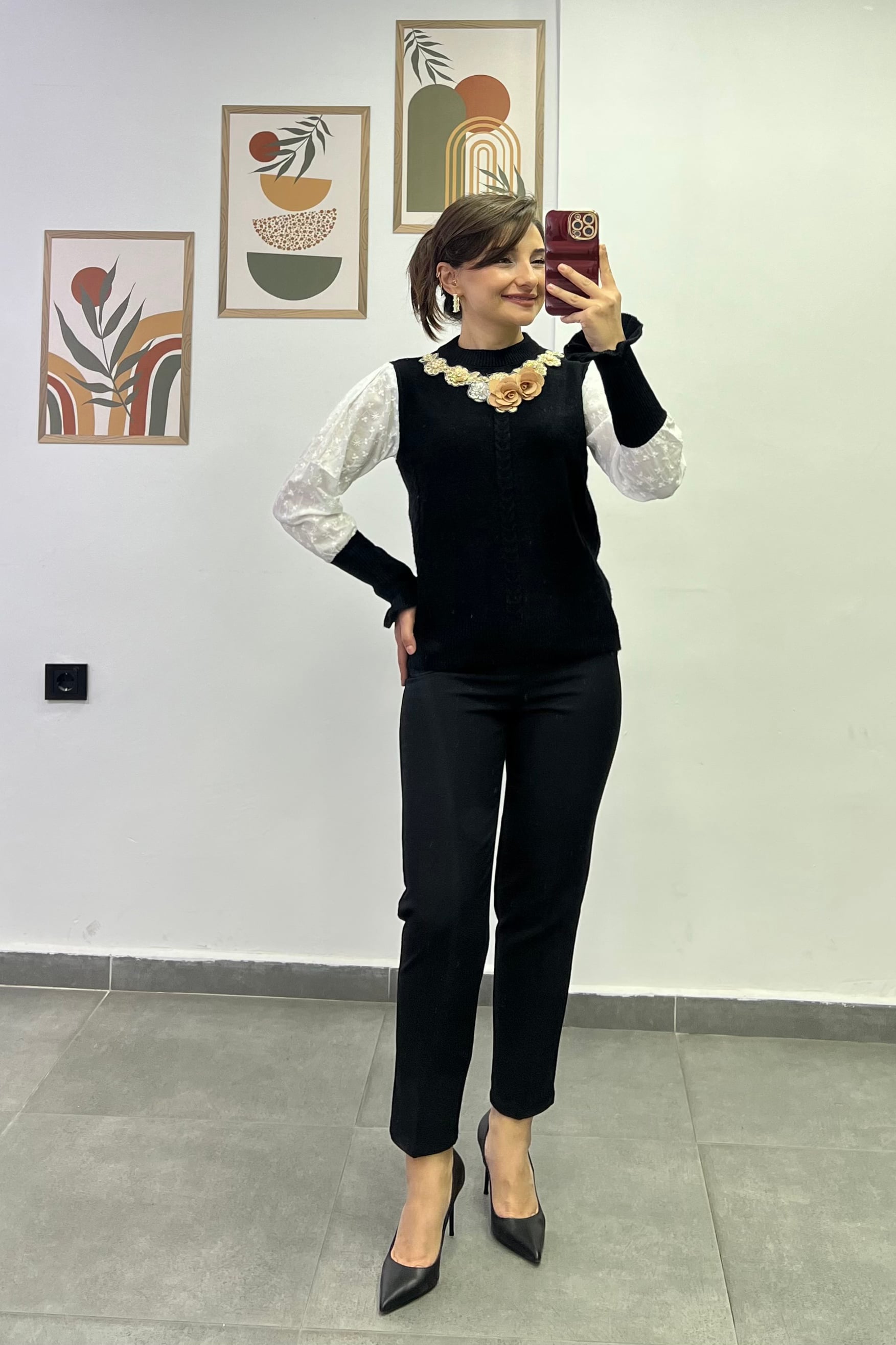 Kolları Fisto Detaylı Yakası İnci Ve Taş Dikişli Kazak
