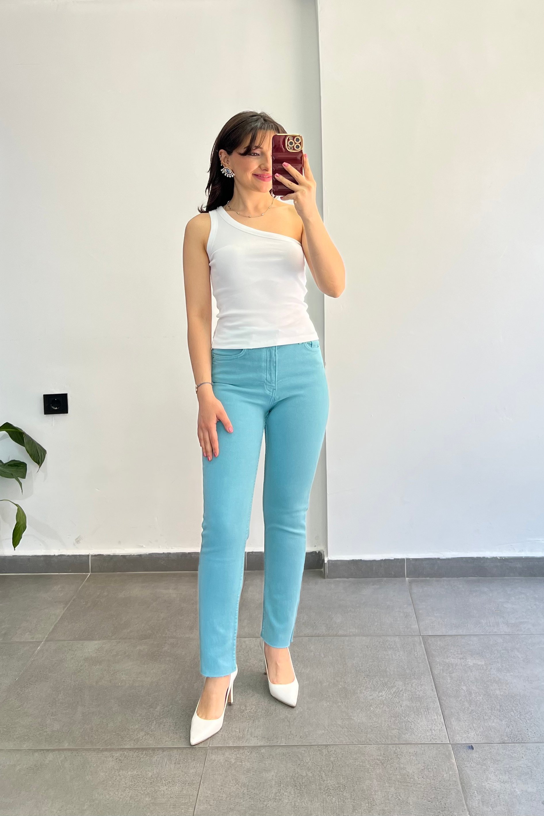 Yüksek Bel Cep Detaylı Kesik Paça Mom Fit Kalıp Jean
