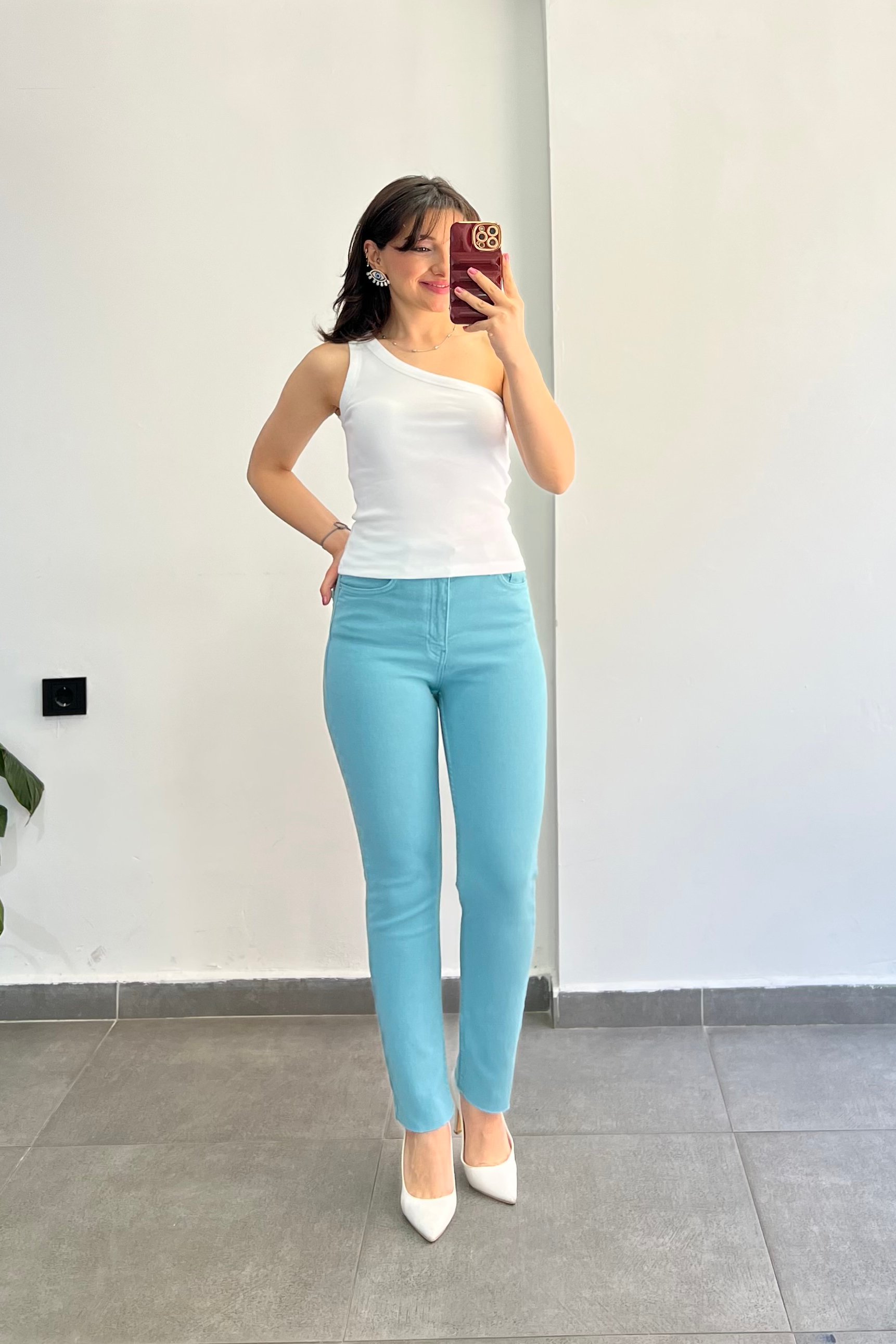Yüksek Bel Cep Detaylı Kesik Paça Mom Fit Kalıp Jean