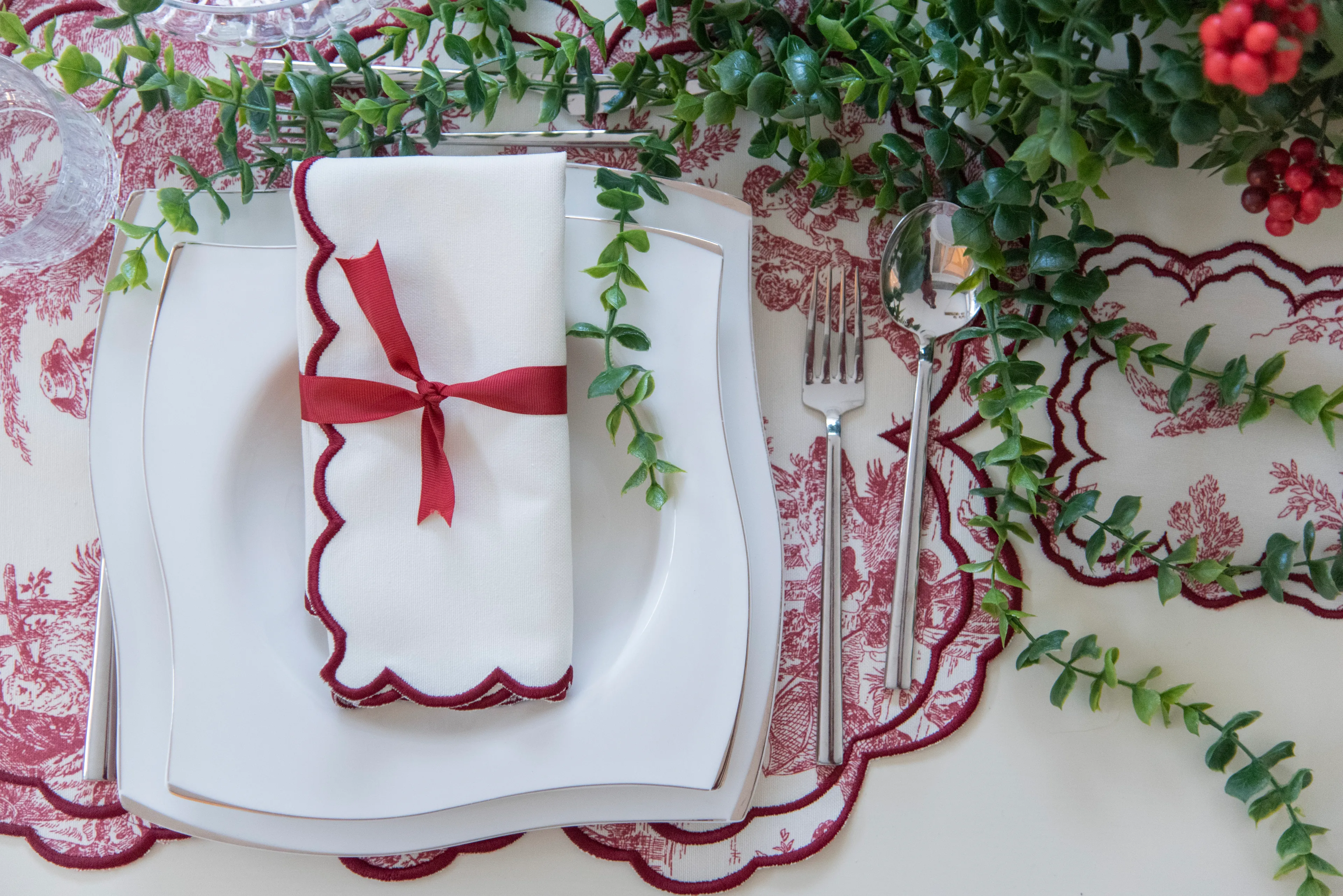 İTALYAN ESİNTİSİ NAKIŞLI AMERİKAN SERVİS - BORDO