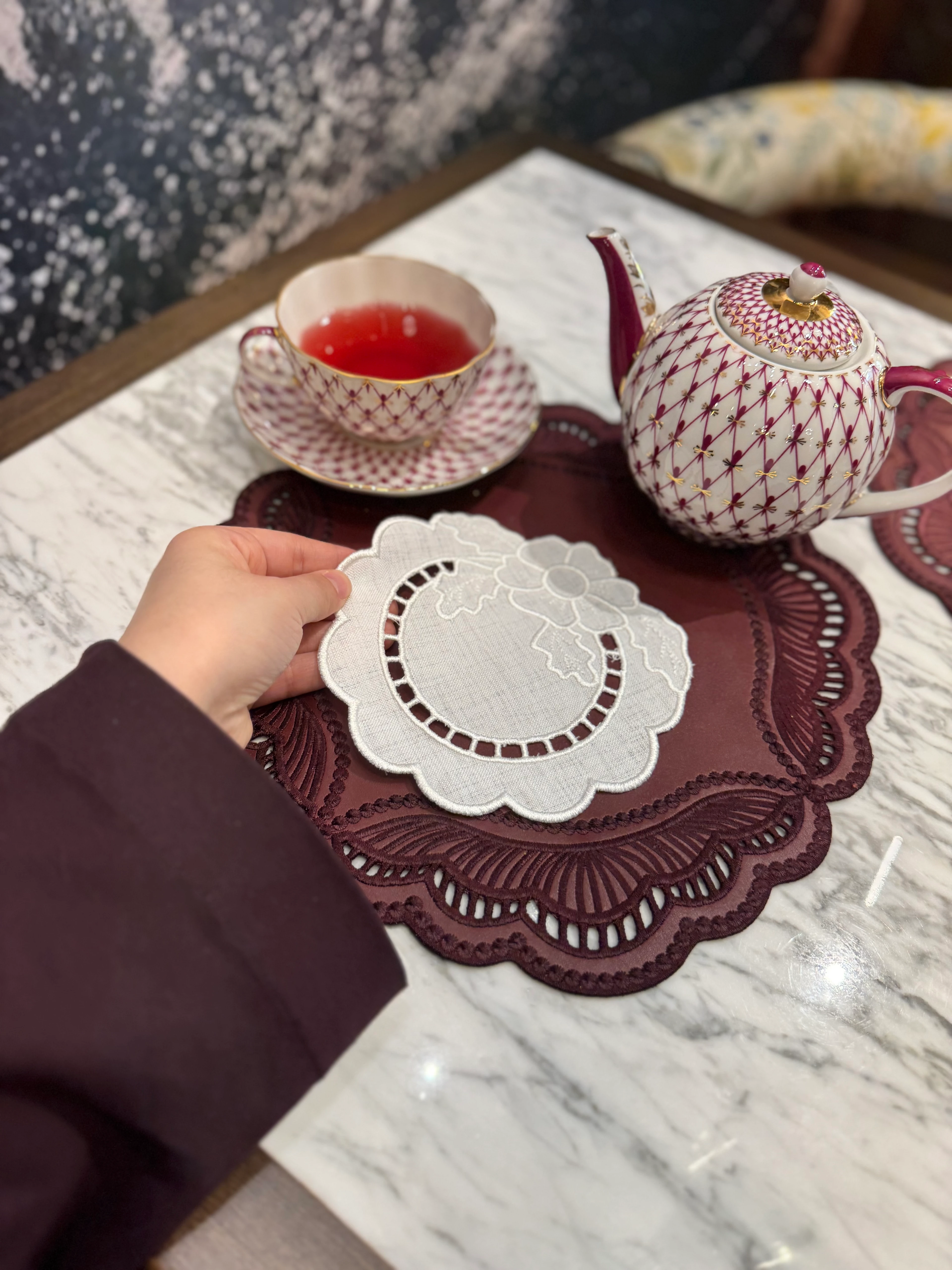 ÇİÇEK NAKIŞLI DELİK İŞİ SUNUM PEÇETESİ