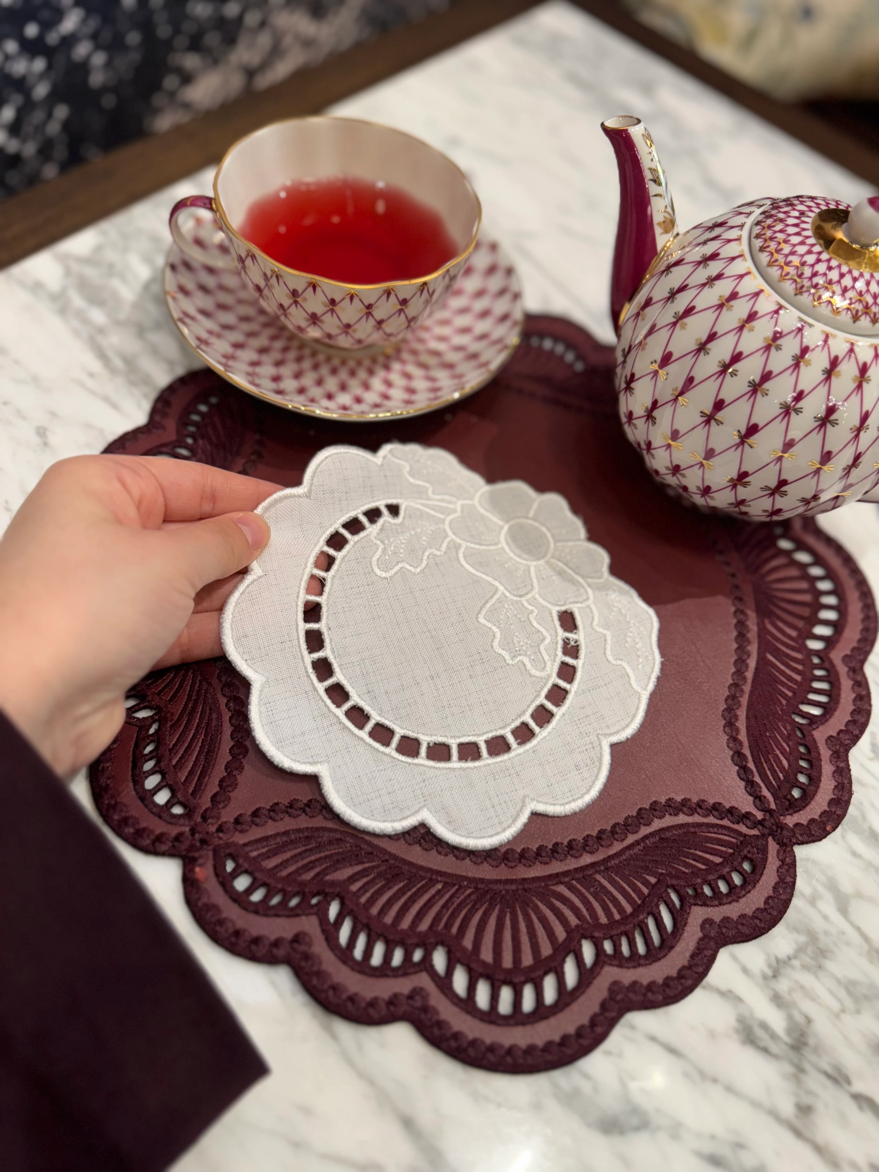 ÇİÇEK NAKIŞLI DELİK İŞİ SUNUM PEÇETESİ