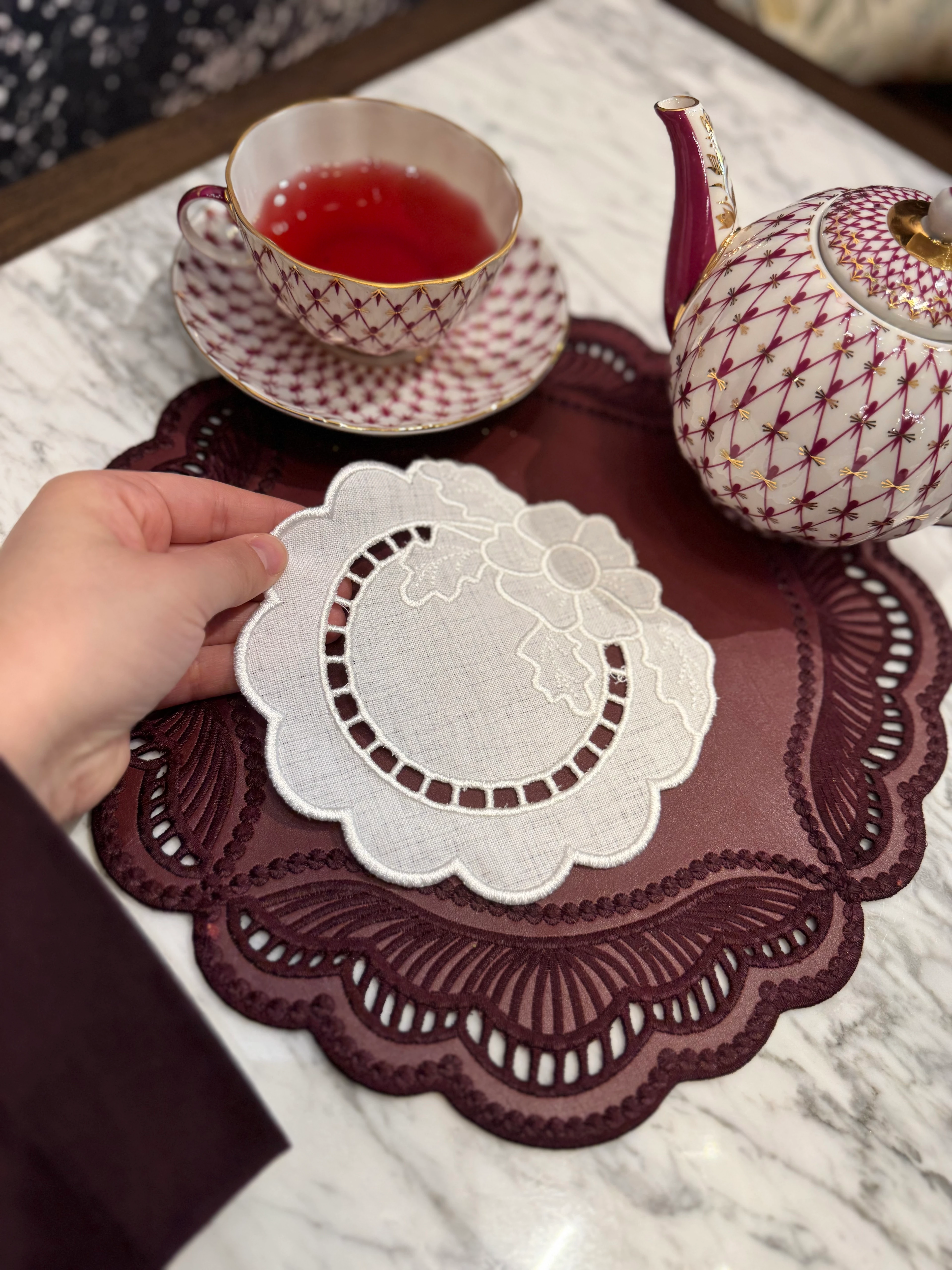 ÇİÇEK NAKIŞLI DELİK İŞİ SUNUM PEÇETESİ