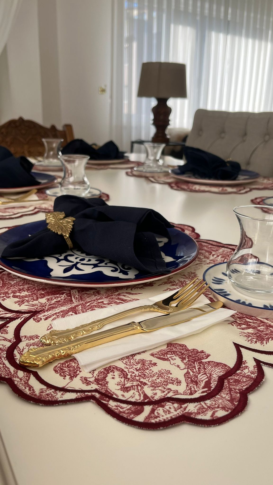 İTALYAN ESİNTİSİ NAKIŞLI AMERİKAN SERVİS - BORDO