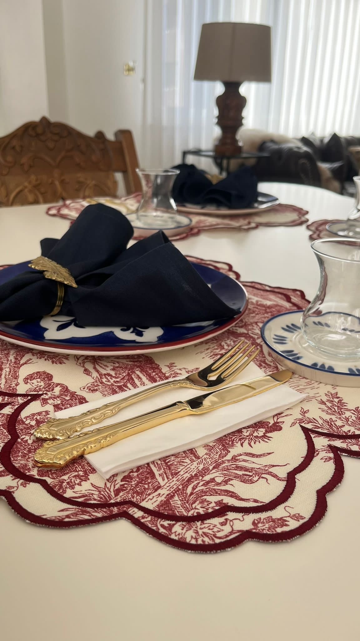 İTALYAN ESİNTİSİ NAKIŞLI AMERİKAN SERVİS - BORDO