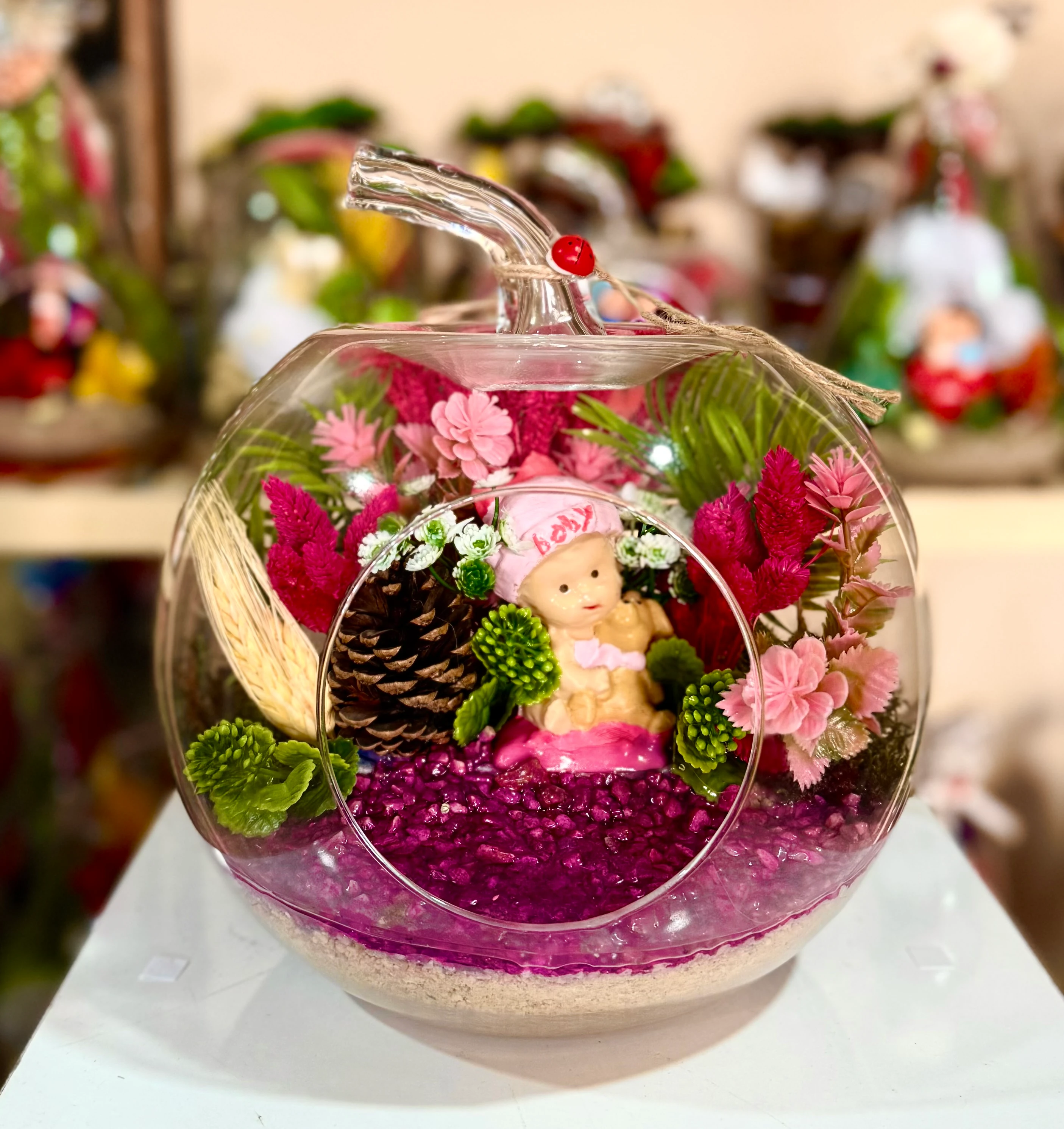 Büyük Boy Bebek Figürlü Elma Teraryum