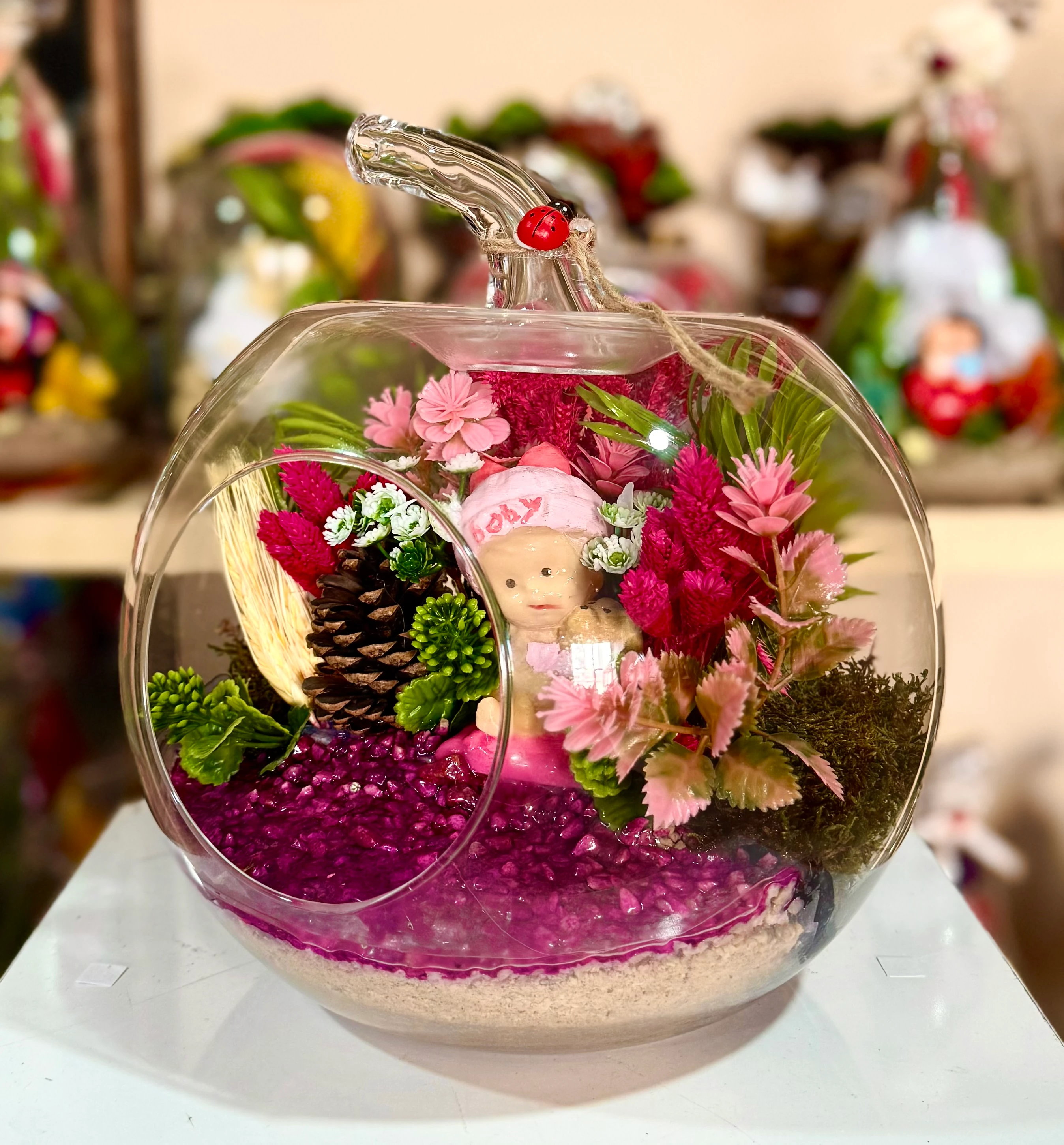 Büyük Boy Bebek Figürlü Elma Teraryum