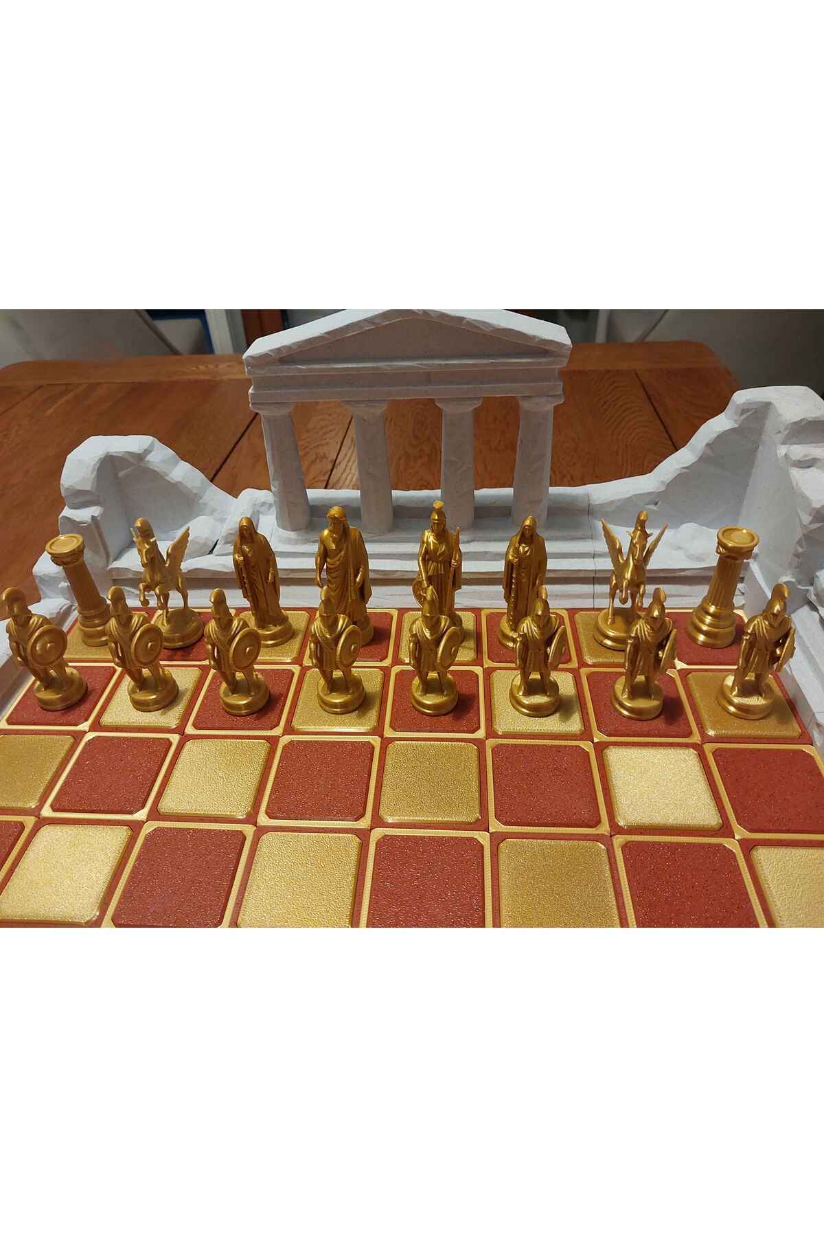 Yunan Mitolojisi Satranç Takımı – Minotaur ve Herkül Temalı Koleksiyon Figürleri