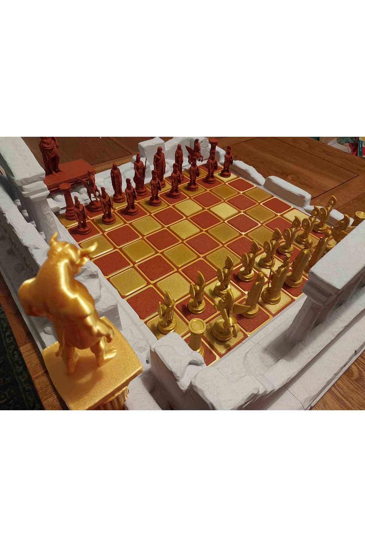 Yunan Mitolojisi Satranç Takımı – Minotaur ve Herkül Temalı Koleksiyon Figürleri