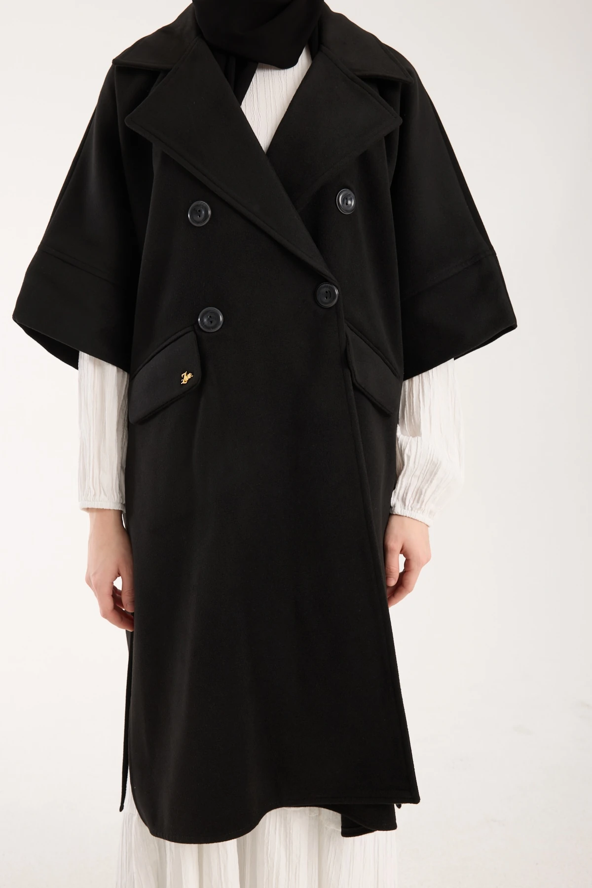 Siyah Ceket Yaka Kısa Kollu Panço