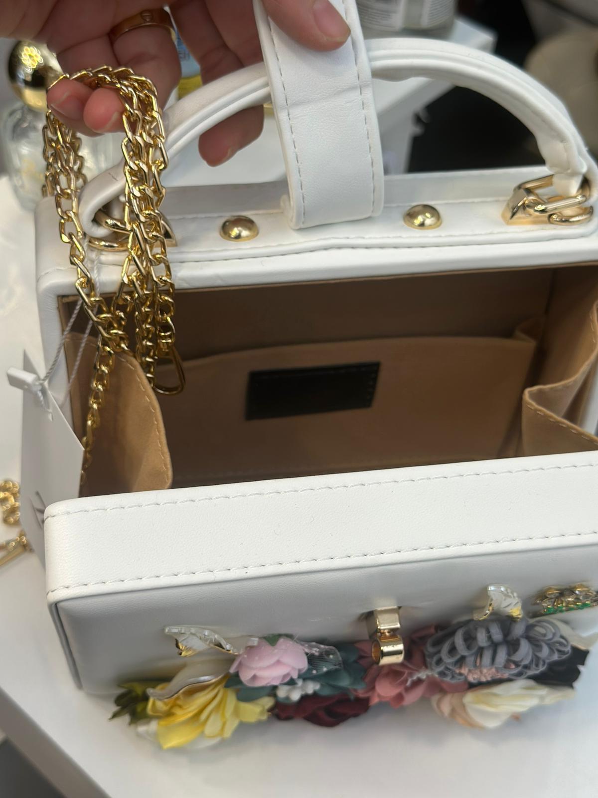 Beyaz Çiçekli Kutu Çanta