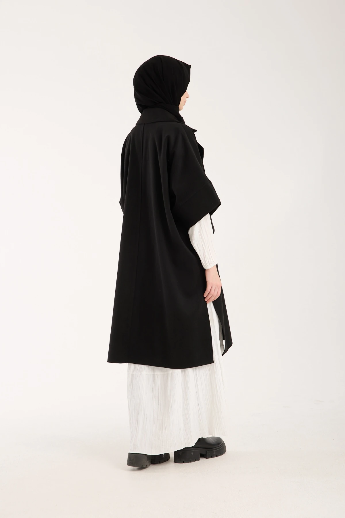 Siyah Ceket Yaka Kısa Kollu Panço