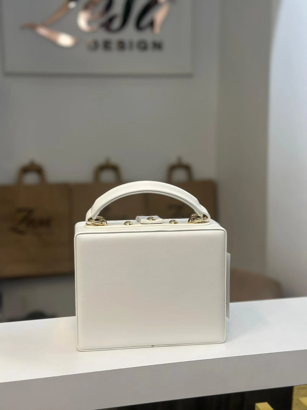 Beyaz Çiçekli Kutu Çanta