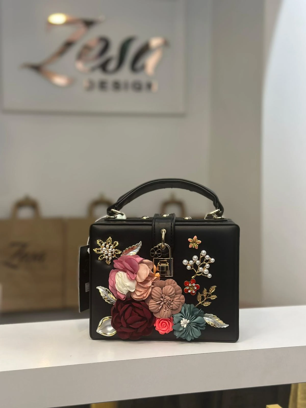 Siyah Çiçekli Kutu Çanta