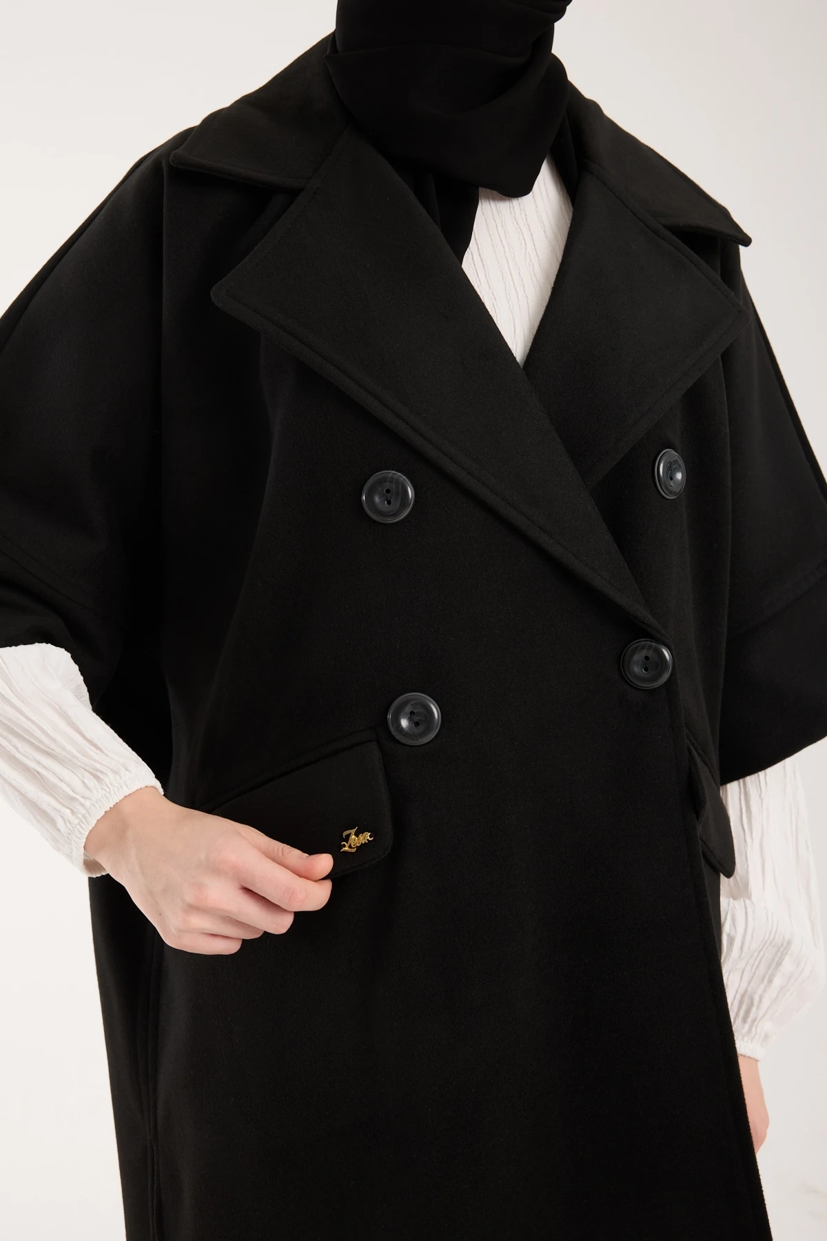 Siyah Ceket Yaka Kısa Kollu Panço