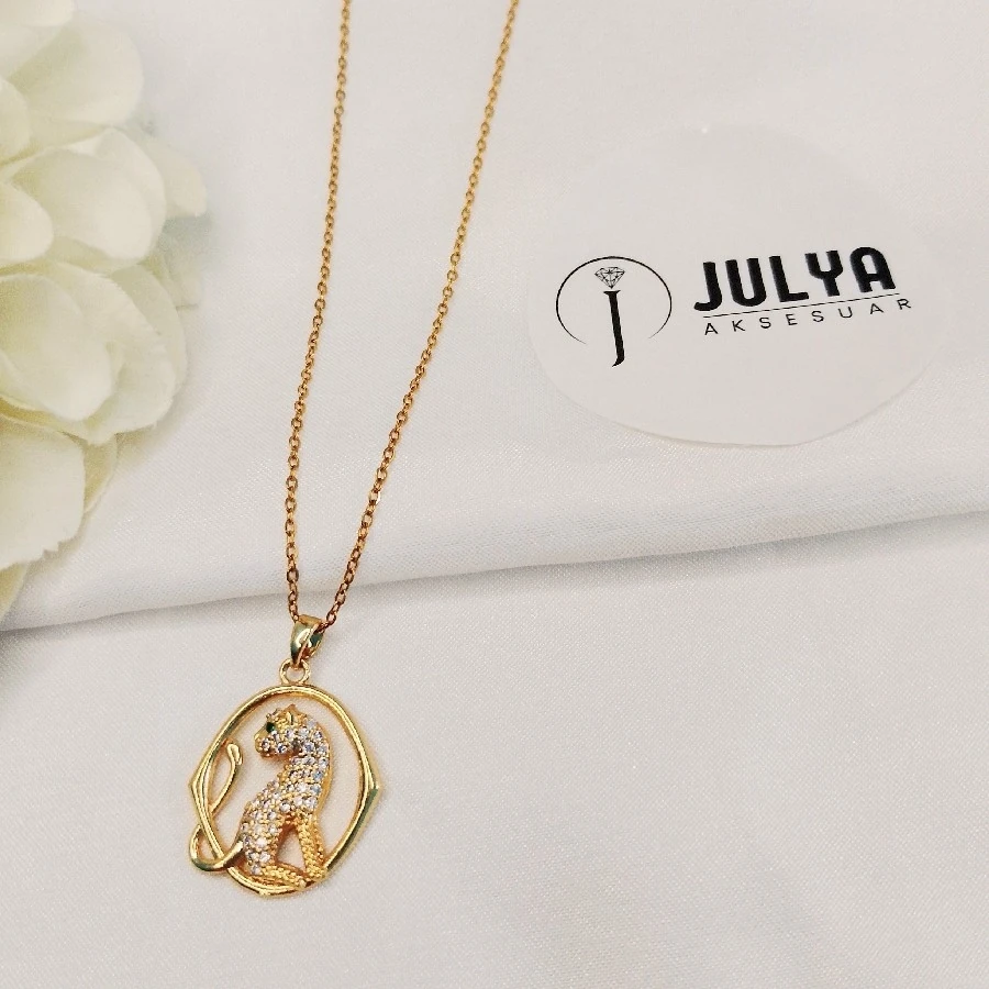 ÇELİK GOLD RENK TAŞLI ASLAN UÇLU 45+5 CM KARARMAZ PASLANMAZ KOLYE