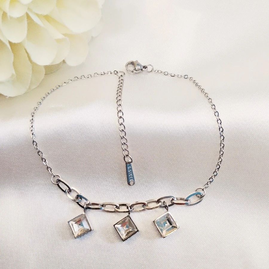 ÇELİK GÜMÜŞ RENGİ TAŞLI SALLANTILI KARARMAZ PASLANMAZ