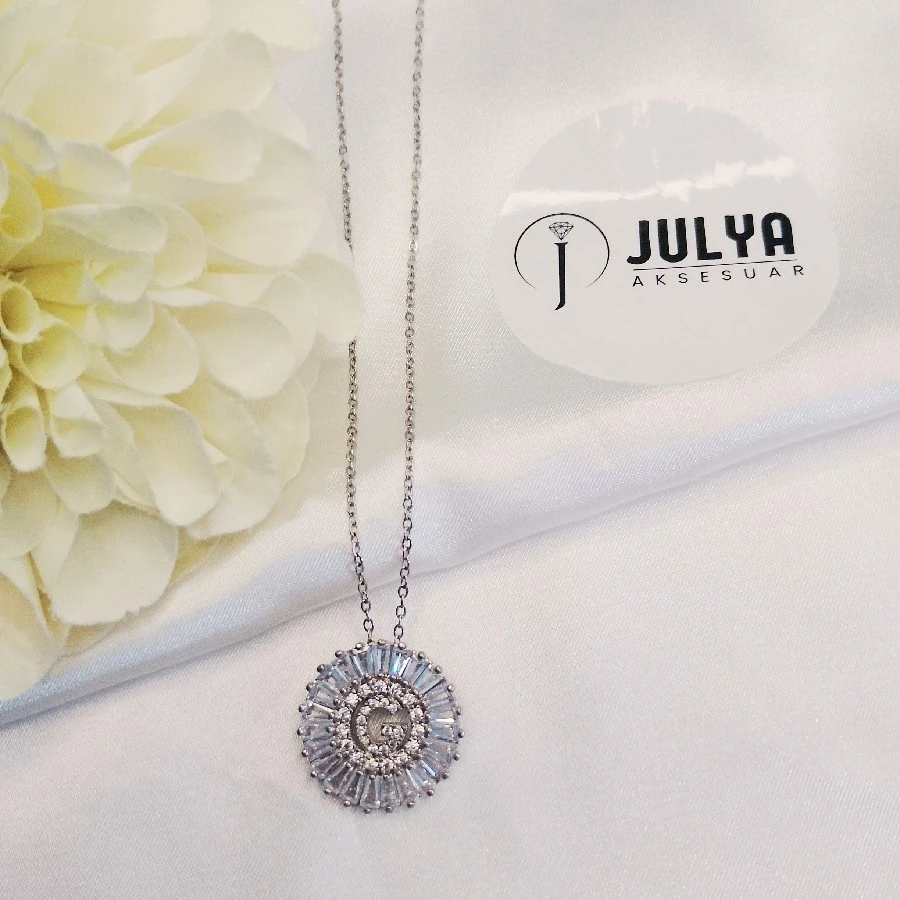 ÇELİK GÜMÜŞ RENGİ  KRİSTAL TAŞLI 45+5 CM KARARMAZ PASLANMAZ HARF KOLYE