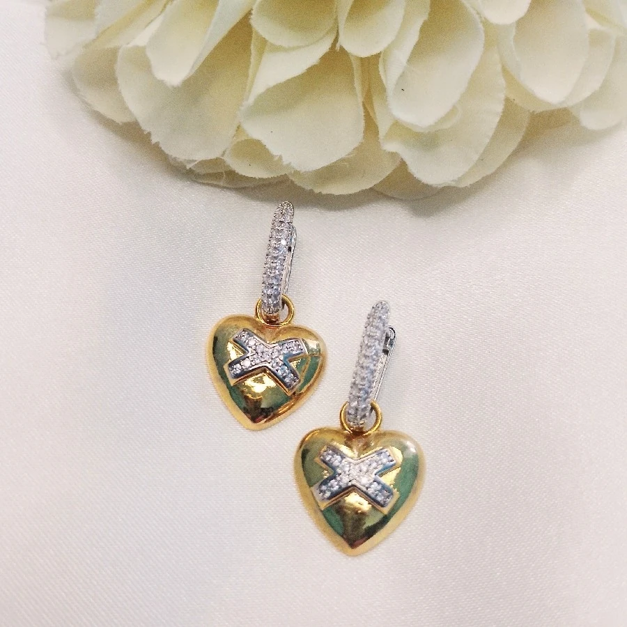 ÇELİK GÜMÜŞ VE GOLD REKLİ TAŞLI KALPLİ KÜPE