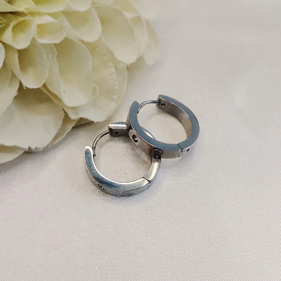 ÇELİK GÜMÜŞ RENGİ MARKA KARARMAZ PASLANMAZ HALKA KÜPE