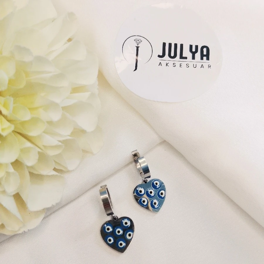 ÇELİK GÜMÜŞ RENGİ NAZAR BONCUKLU KARARMAZ PASLANMAZ KALPLİ KÜPE