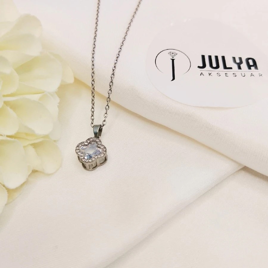 ÇELİK GÜMÜŞ RENGİ KARARMAZ PASLANMAZ TAŞLI MARKA 45+5 CM KOLYE