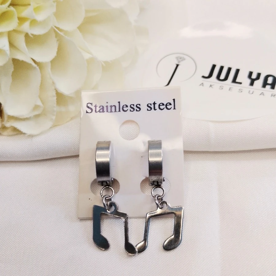 ÇELİK GÜMÜŞ RENGİ KARARMAZ PASLANMAZ  LOTO SİMGELİ KALLANTI ERKEK KÜPE