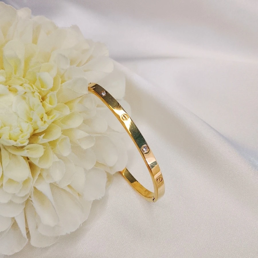 ÇELİK GOLD TAŞLI  İNCE  MARKA KARARMAZ PASLANMAZ 21 CM KELEPÇE