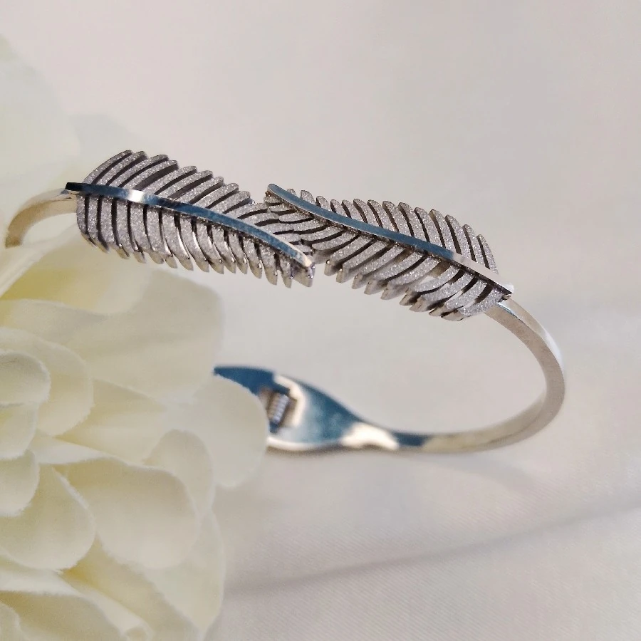 ÇELİK GÜMÜŞ RENGİ KARARMAZ PASLANMAZ YAPRAKLI 20 CM KELEPÇE