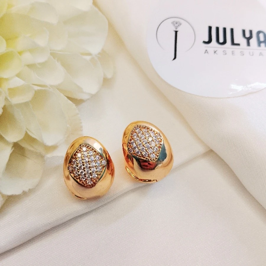 ÇELİK GOLD KARARMAZ PASLANMAZ KIVRIMLI TAŞLI KÜPE